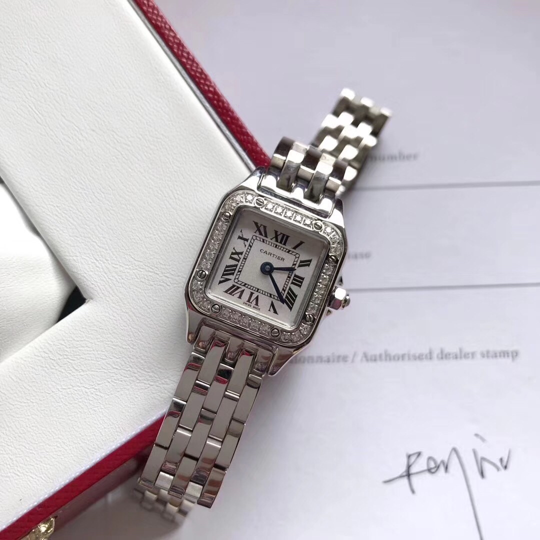 Cartier 卡地亚猎豹系列腕表 中小号表款 316L精钢表壳 小号：22 x 30毫米 中号：27 x 37毫米