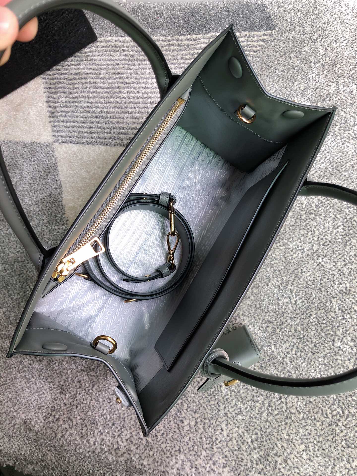 PRADA普拉达进口粗十字牛皮手提包1BA155