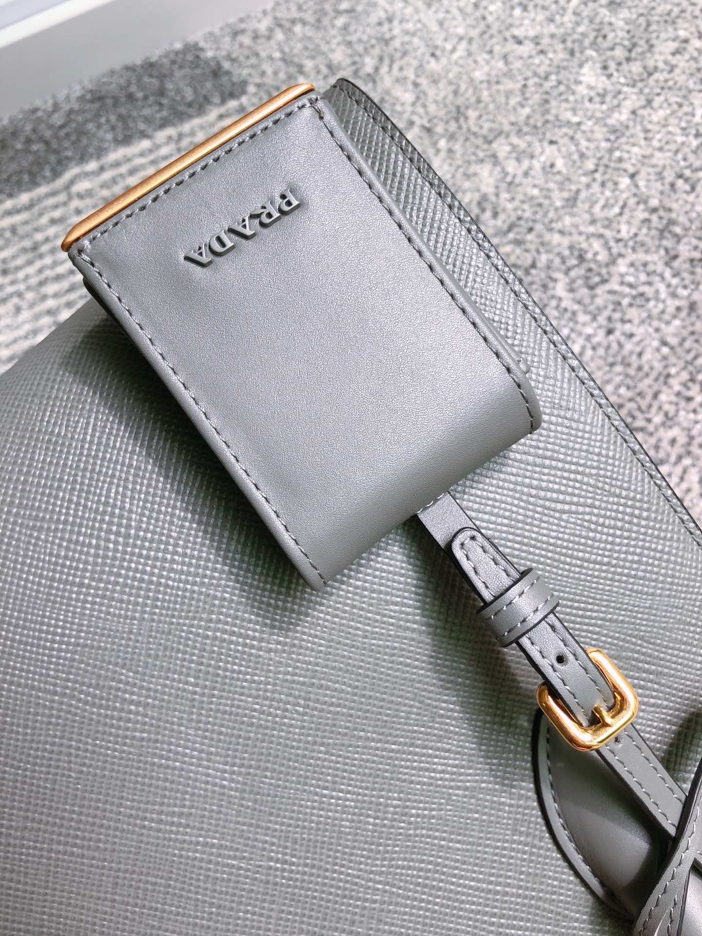 PRADA普拉达进口粗十字牛皮手提包1BA156