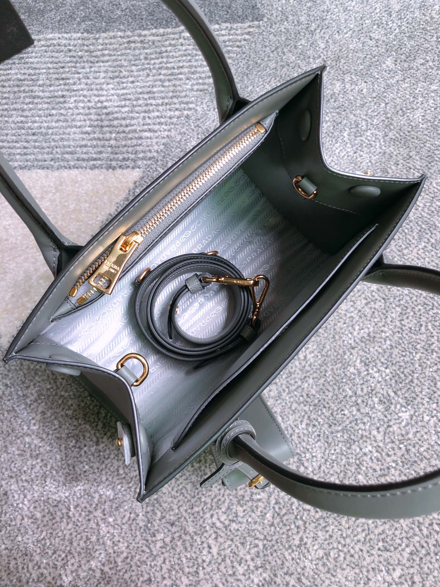 PRADA普拉达进口粗十字牛皮手提包1BA156