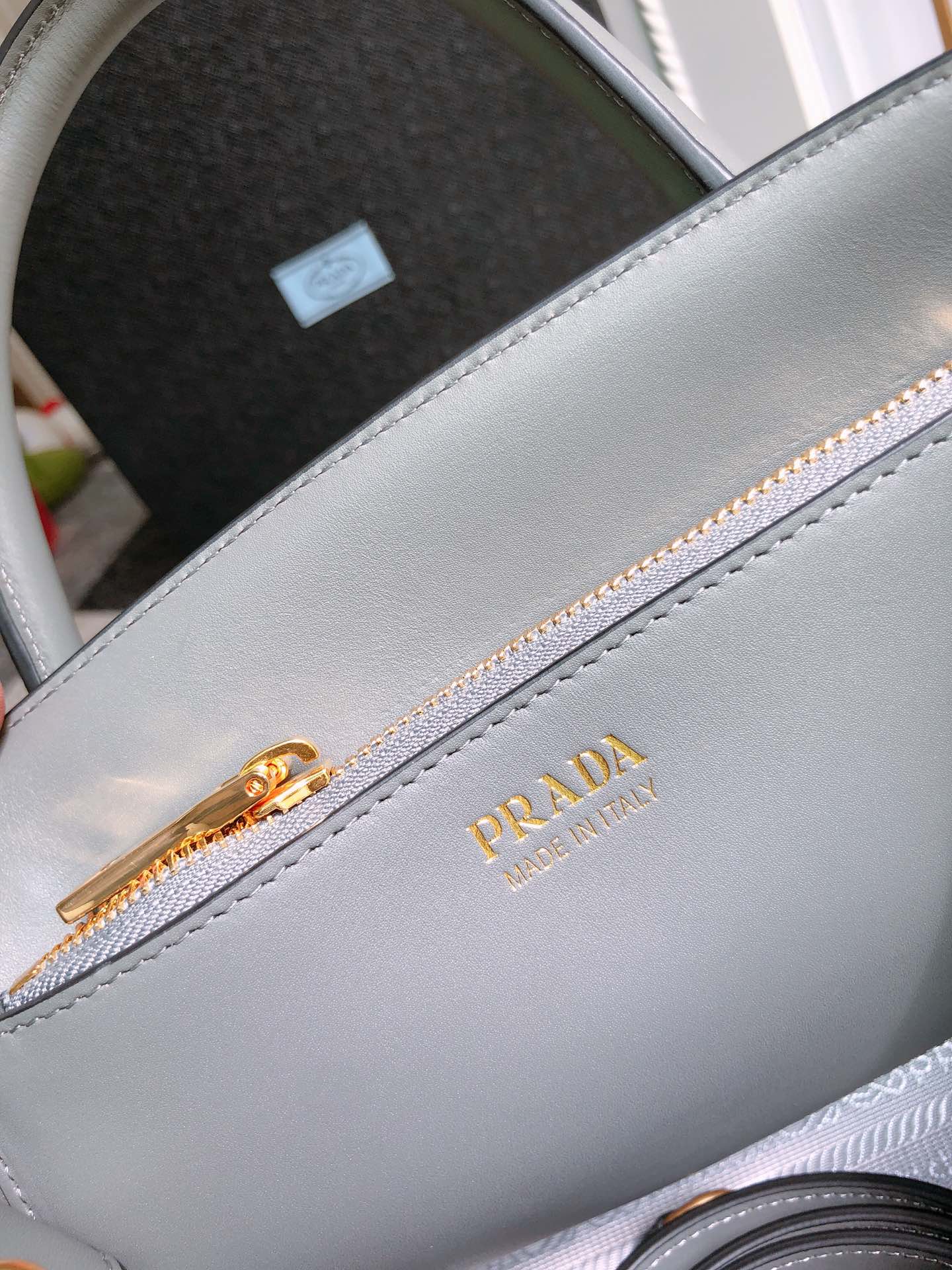 PRADA普拉达进口粗十字牛皮手提包1BA156