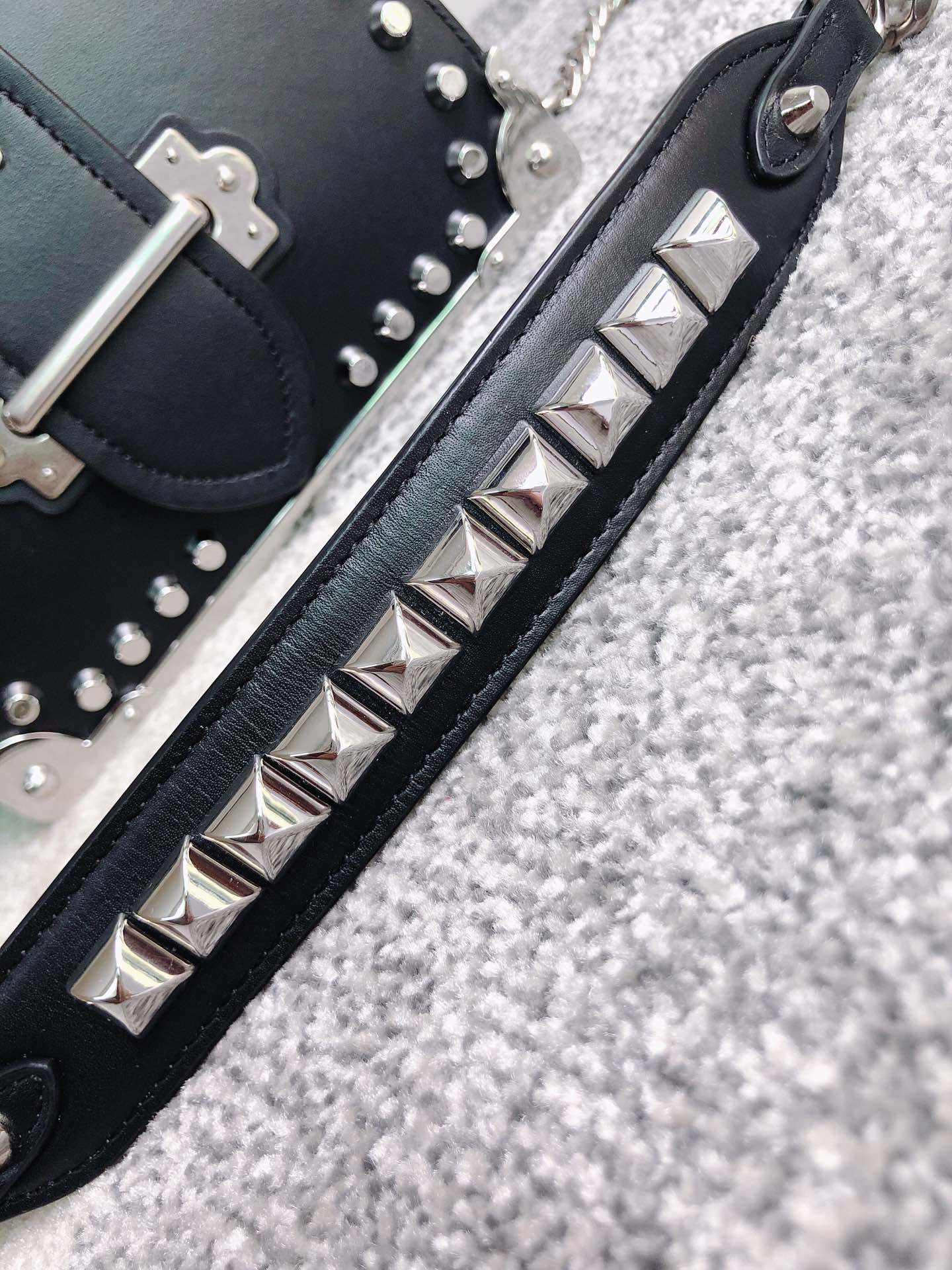 PRADA普拉达进口小牛皮斜挎包1BD045