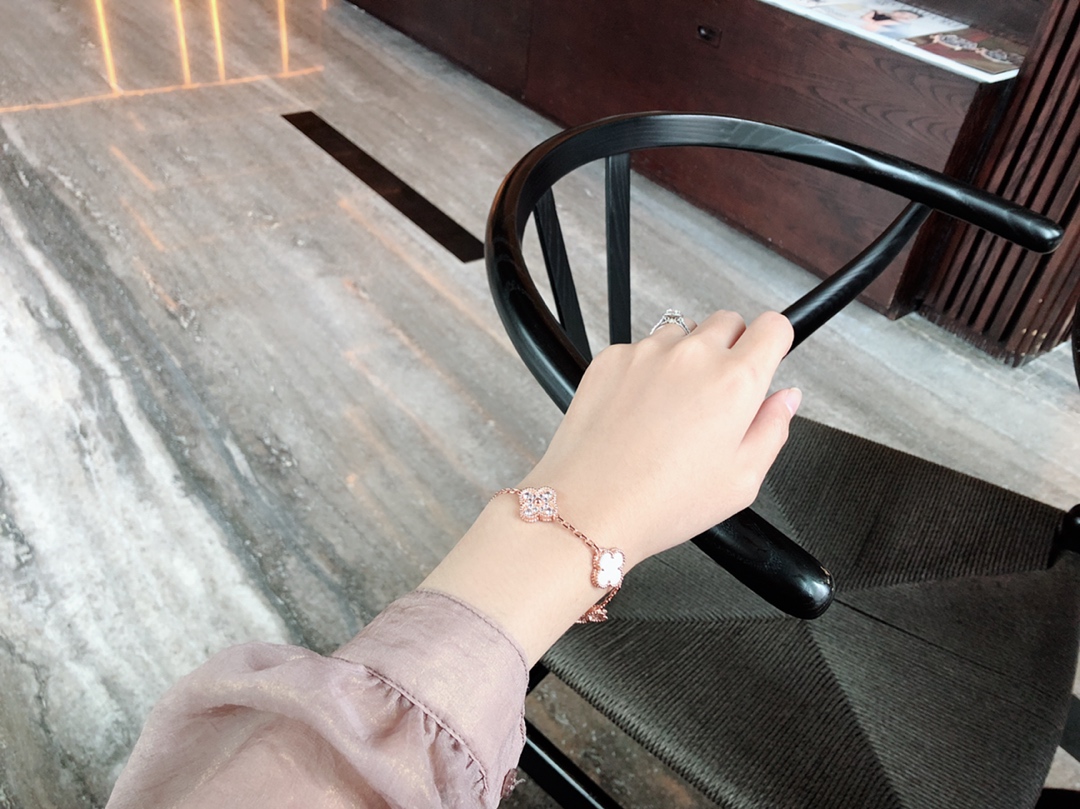 Van Cleef & Arpels VCA五花白母贝间钻手链，亚金材质超强保色，菱形扣、logo、防伪编码