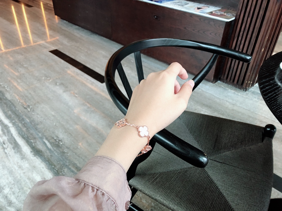 Van Cleef & Arpels VCA五花白母贝间钻手链，亚金材质超强保色，菱形扣、logo、防伪编码