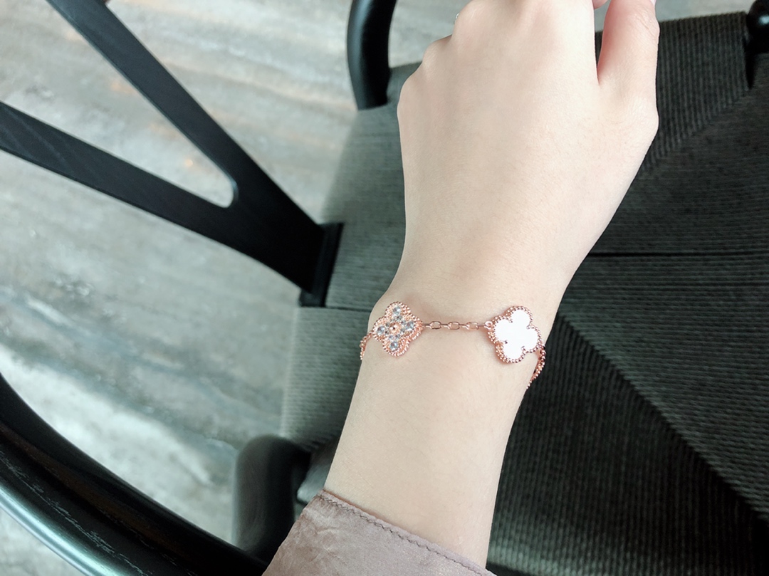 Van Cleef & Arpels VCA五花白母贝间钻手链，亚金材质超强保色，菱形扣、logo、防伪编码
