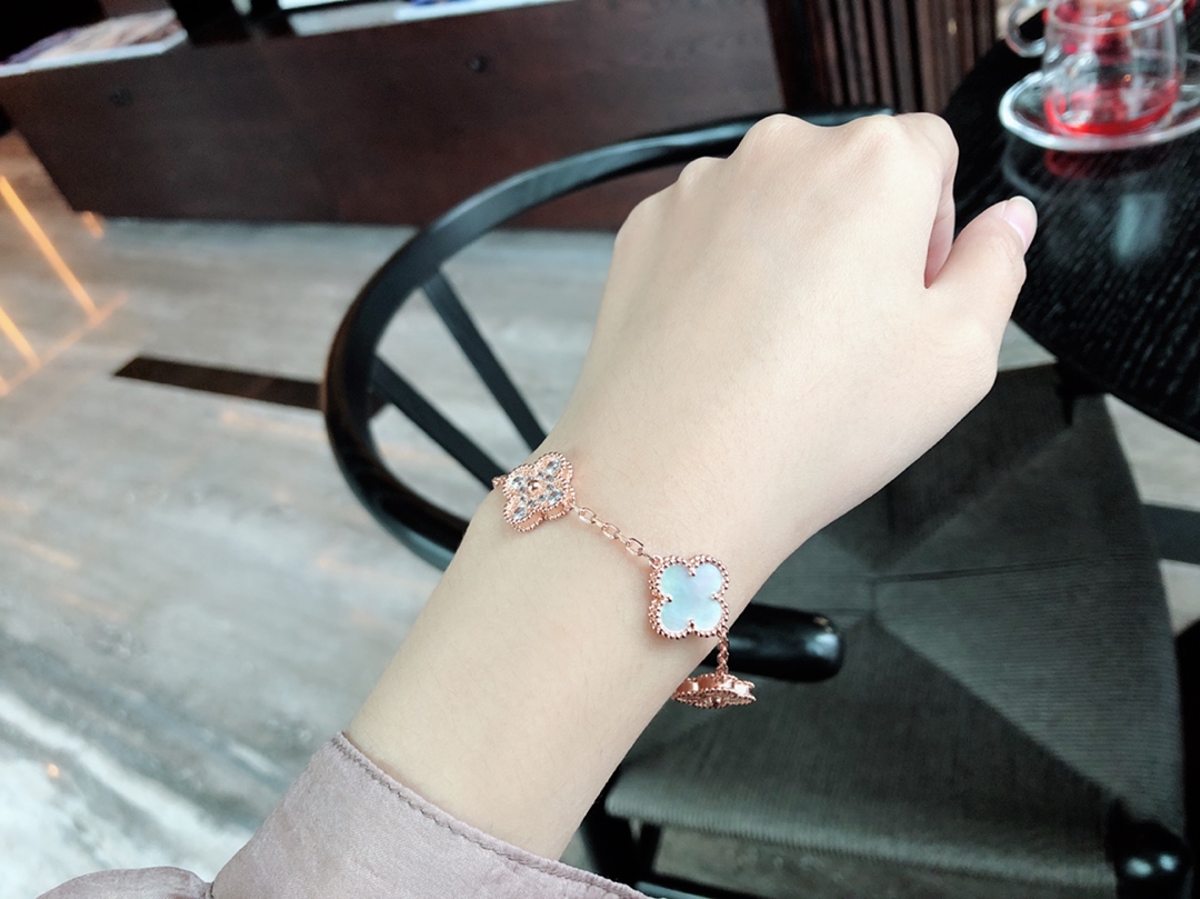 Van Cleef & Arpels VCA五花白母贝间钻手链，亚金材质超强保色，菱形扣、logo、防伪编码