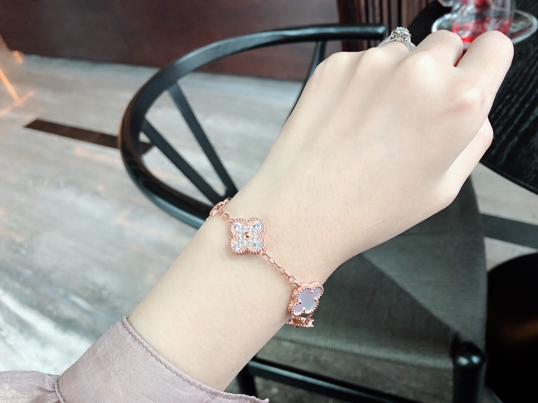Van Cleef & Arpels VCA五花白母贝间钻手链，亚金材质超强保色，菱形扣、logo、防伪编码