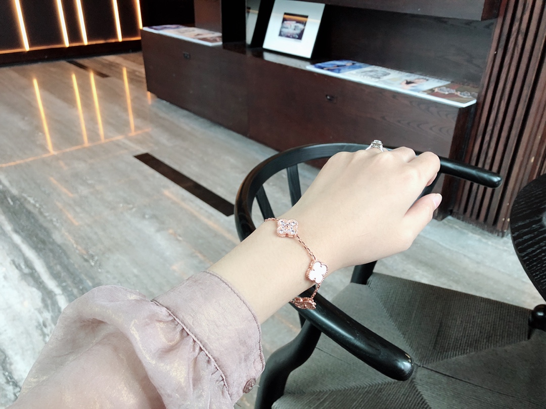 Van Cleef & Arpels VCA五花白母贝间钻手链，亚金材质超强保色，菱形扣、logo、防伪编码