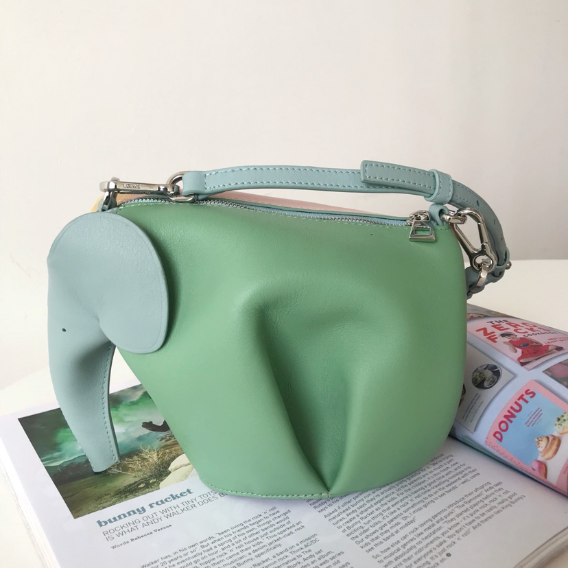 Loew* Elephant bag, macaron color. Top original single, synchronized with official website. This elephant bag showcases superb craftsmanship, with several stitches transforming a flat piece of leather into a lifelike elephant in the hands of the master craftsman. Made of soft, fine-grained calfskin, both inside and out. Dimensions: 20cm in length, 14cm in height, 9cm in width. Product code: 37826168. image 1