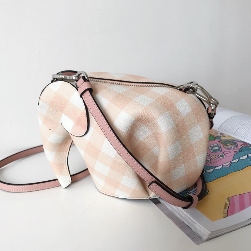 Loew* Elephant bag, checkered pink. Top original single, synchronized with the official website. This elephant bag showcases superb craftsmanship, with several stitches transforming a flat piece of leather into a lifelike elephant in the hands of the master craftsman. Made of soft, fine-grained calfskin, both inside and out. Dimensions: Length 20cm, Height 14cm, Width 9cm. Model: 37826162. image 1
