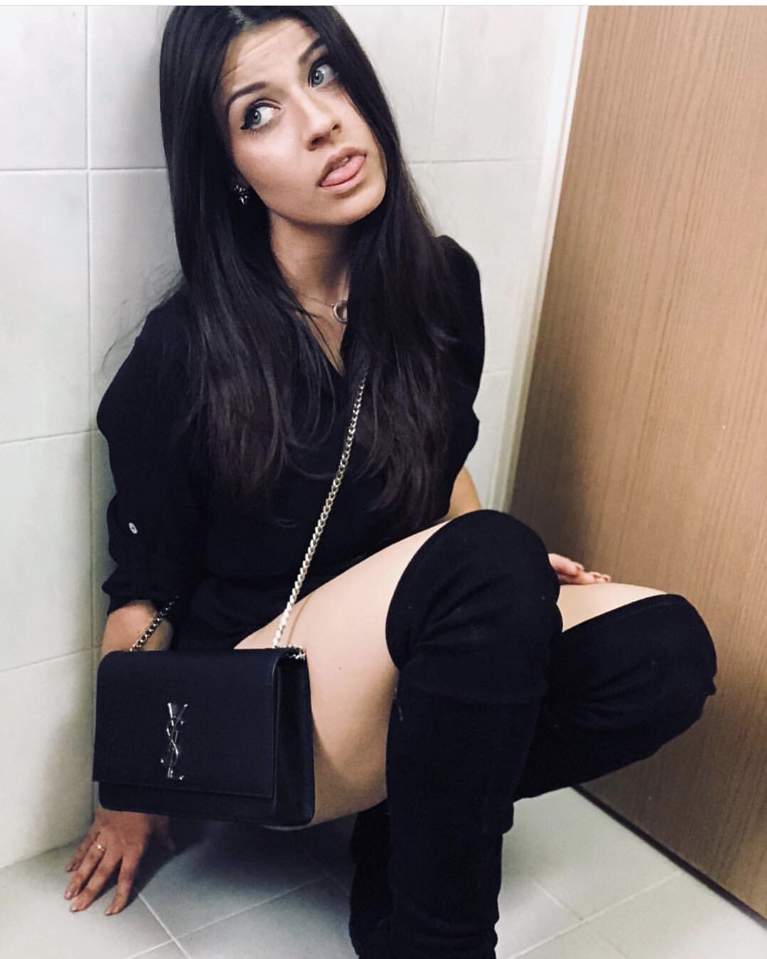 YSL 𝑲𝒂𝒕𝒆 𝟮𝟰𝒄𝒎 球纹斜挎链条包 黑色/银扣