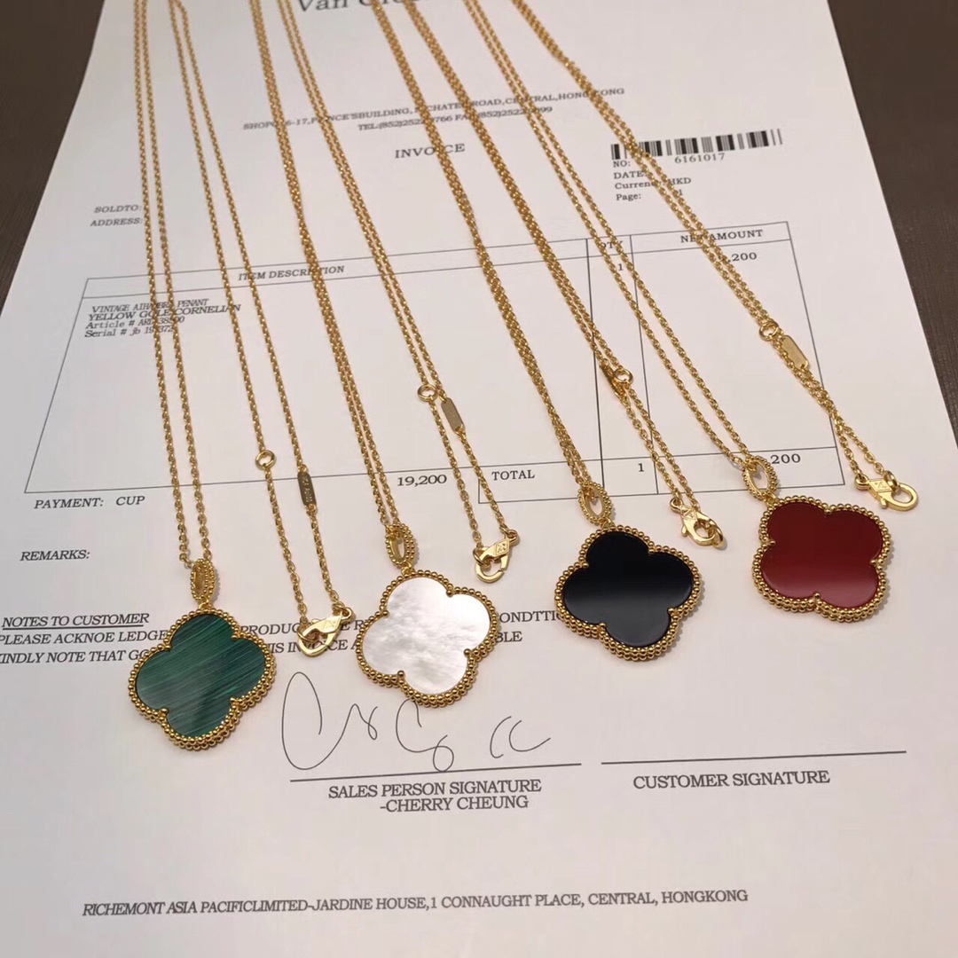 Van Cleef & Arpels vca大号四叶草项链 花朵直径2 5cm 大号四叶草弥漫着法式的优雅 无论是日常佩戴