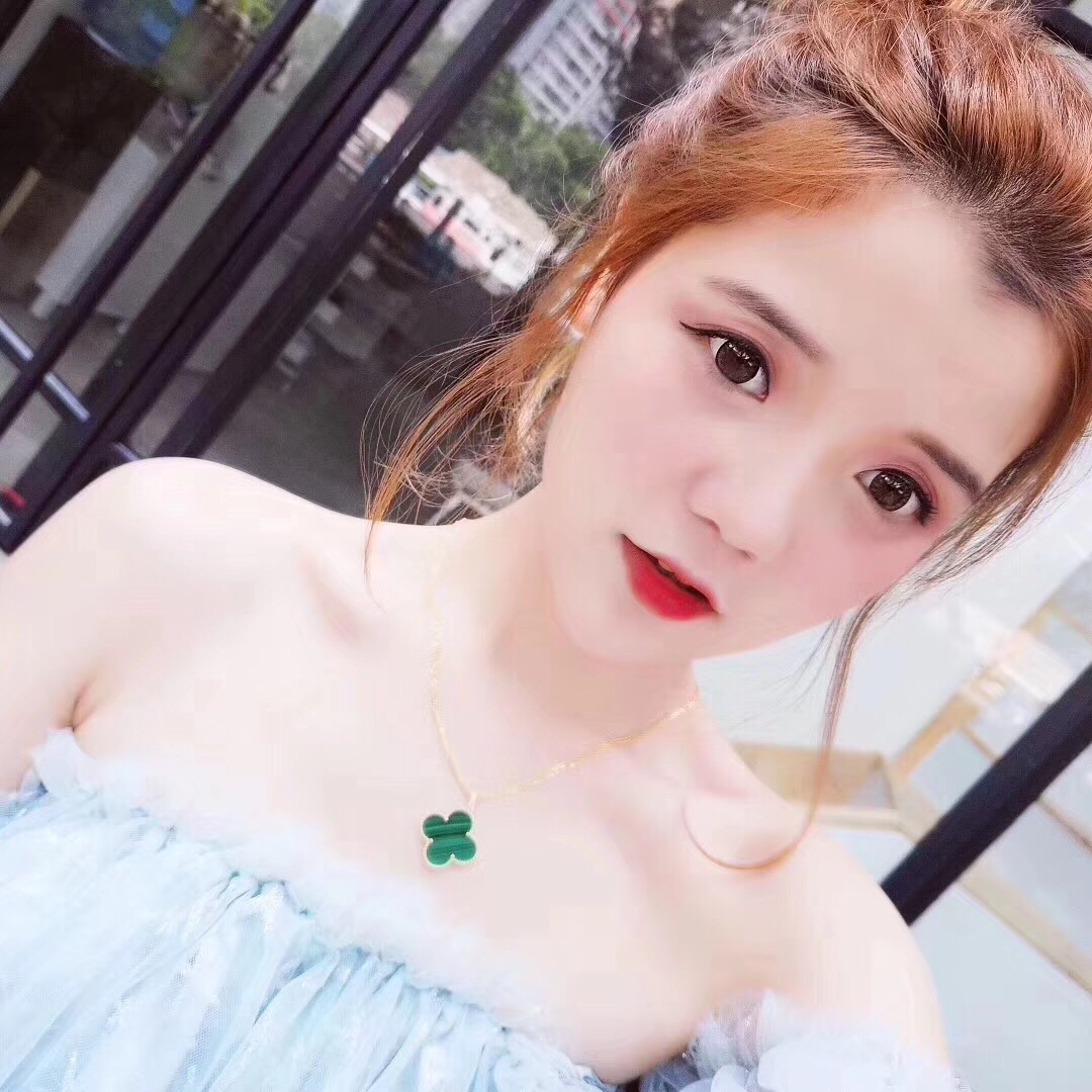 Van Cleef & Arpels vca大号四叶草项链，花朵直径2.5cm，链长90cm，当毛衣链佩戴或者折叠起来当锁骨链戴都很美哦