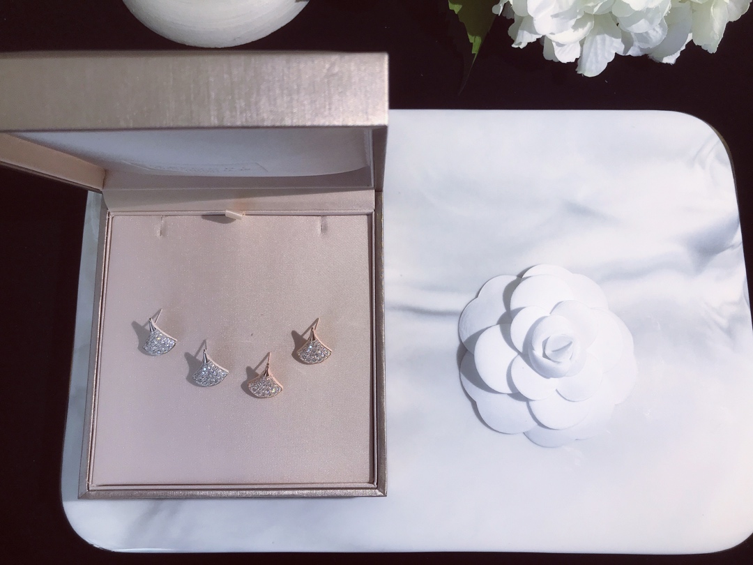 NO:101909,Bulgari DIVAS’ DREAM full-diamond fan earrings are another earrings that are uncontrollable. The appearance is soft and pure and beautiful diamonds are elegant and eye-catching. The temperament is charming silver-plated 18K gold material, ZP consistently made, inlaid with eight-heart eight-arrow high-carbon diamonds. Precisely made, metalworking grinding stones, all aspects of details are in place. Non-market ordinary silver goods can be compared to magnified to see the details. Welcome to compare goods across the entire network!  Rose gold Platinum, Bulgari stud earrings, bvlgari19860909宝格丽DIVAS’ DREAM满钻扇子耳钉又是一款让人把持不住的耳钉,外形柔美纯粹美钻优雅夺目.气质迷人银镀18K金材质,ZP一致制作,镶嵌八心八箭高碳钻.精工制做,金工磨石,各方面细节到位,非市场普通银货可比放大看细节,欢迎全网比货！玫瑰金 铂金,宝格丽耳钉,bvlgari,Jewelry