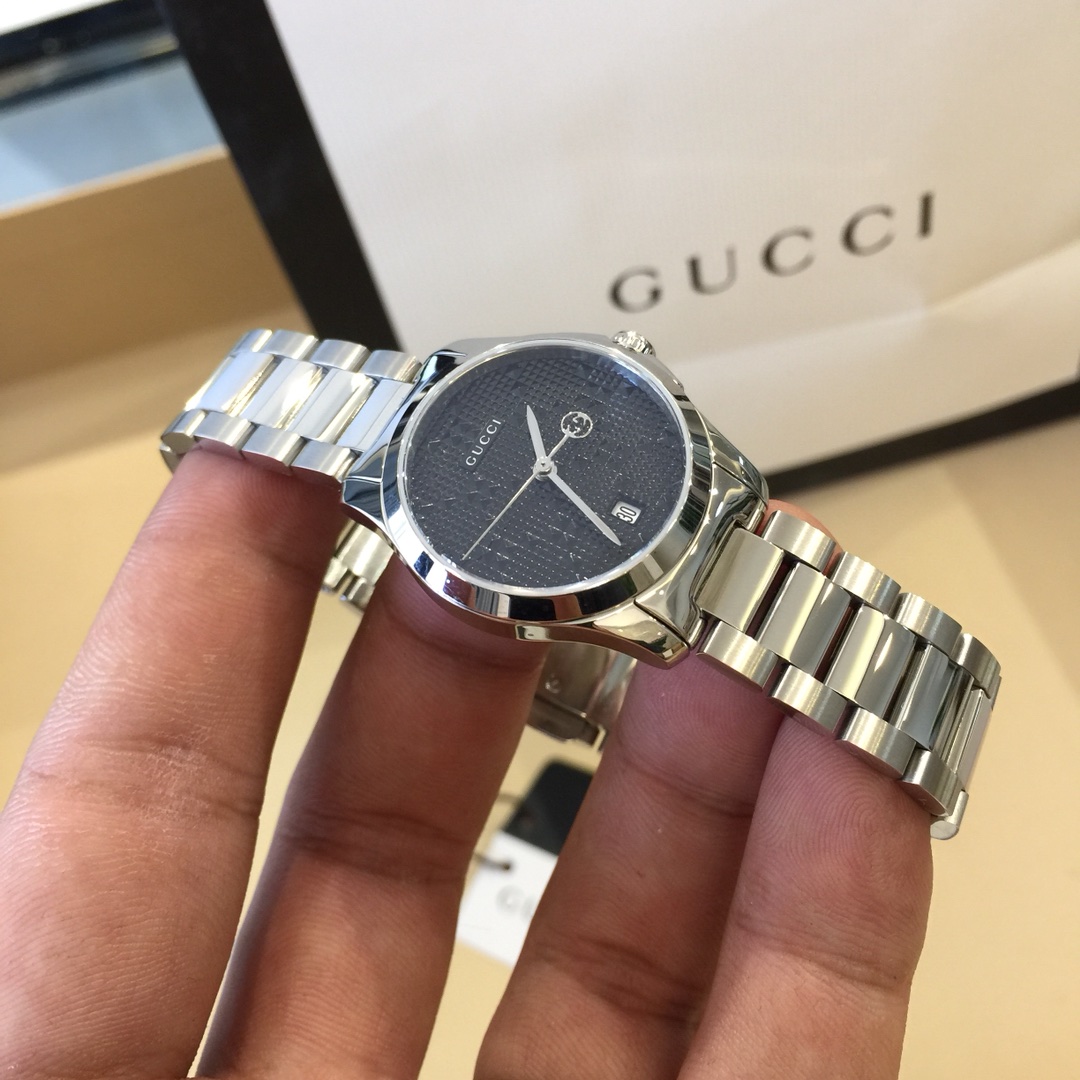 批:450 原盒:30 古驰 Gucci 手表 女款石英表  
◎表盘直径27mm，防反射蓝宝石镜面，进口瑞士机芯，这就是正品应该有的，没什么大不了❗️
◎代工厂在上柜前拿出，还没有录入专柜数据，一但录入数据再大的关系也搞不出🔥
◎手表表盘比较小，非常适合手腕纤细的女生❗️