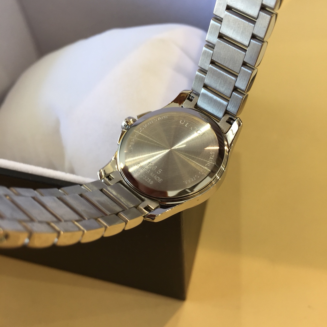批:450 原盒:30 古驰 Gucci 手表 女款石英表  
◎表盘直径27mm，防反射蓝宝石镜面，进口瑞士机芯，这就是正品应该有的，没什么大不了❗️
◎代工厂在上柜前拿出，还没有录入专柜数据，一但录入数据再大的关系也搞不出🔥
◎手表表盘比较小，非常适合手腕纤细的女生❗️