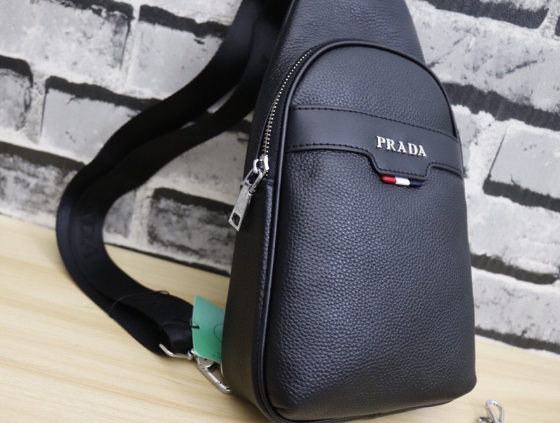 普拉达 PRADA 男士胸前包 配送钥匙扣 夏季主打款👍 实拍不修图💡每个细节都看的见 经久耐磨手感舒适