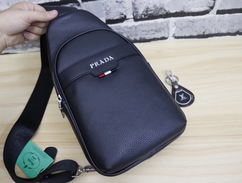 普拉达 PRADA 男士胸前包 配送钥匙扣 夏季主打款👍 实拍不修图💡每个细节都看的见 经久耐磨手感舒适