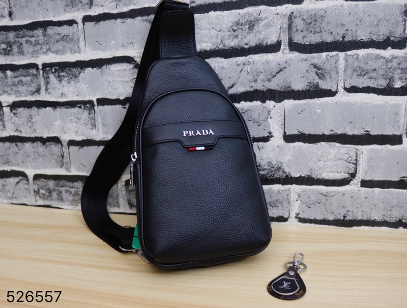 普拉达 PRADA 男士胸前包 配送钥匙扣 夏季主打款👍 实拍不修图💡每个细节都看的见 经久耐磨手感舒适