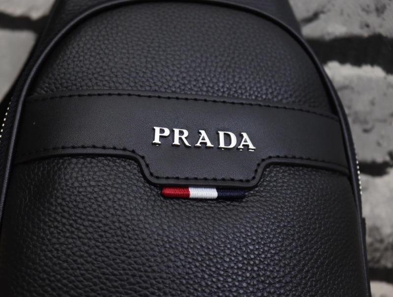 普拉达 PRADA 男士胸前包 配送钥匙扣 夏季主打款👍 实拍不修图💡每个细节都看的见 经久耐磨手感舒适