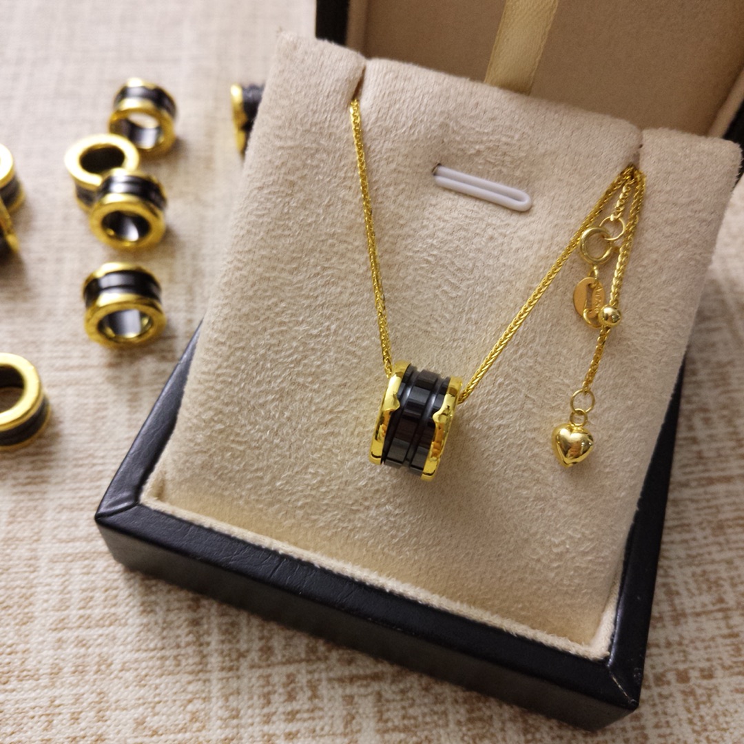 Bvlgari 陶瓷弹簧吊坠足金宝家弹簧吊坠来袭 灵感来自宝格丽弹簧吊坠 加入陶瓷元素 优雅设计