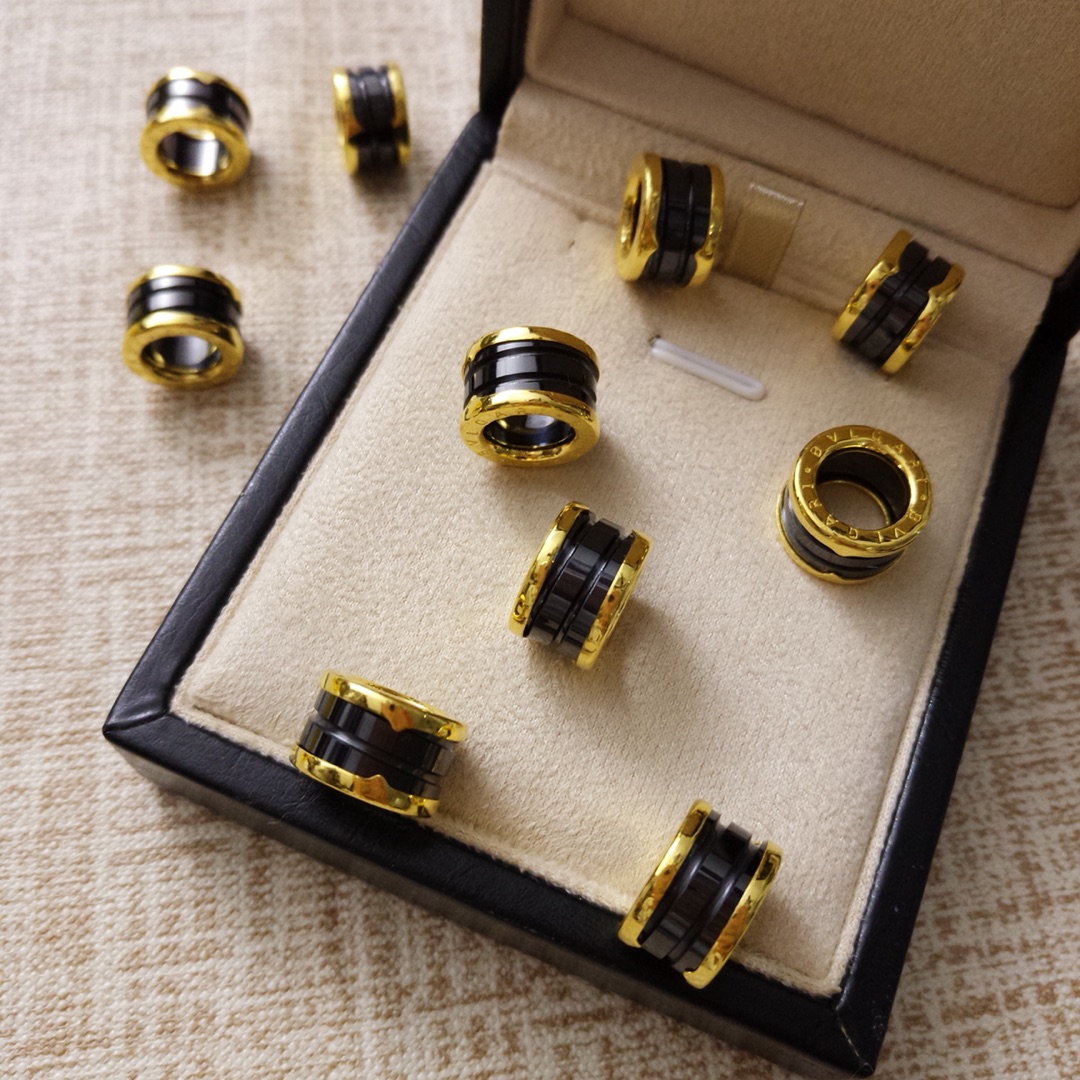 Bvlgari 陶瓷弹簧吊坠足金宝家弹簧吊坠来袭 灵感来自宝格丽弹簧吊坠 加入陶瓷元素 优雅设计