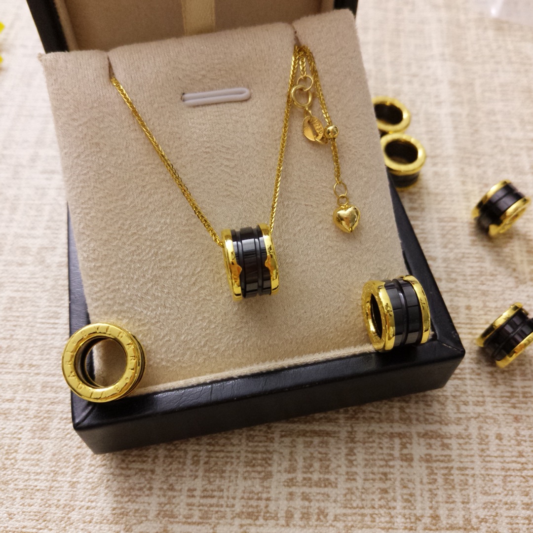 Bvlgari 陶瓷弹簧吊坠足金宝家弹簧吊坠来袭 灵感来自宝格丽弹簧吊坠 加入陶瓷元素 优雅设计