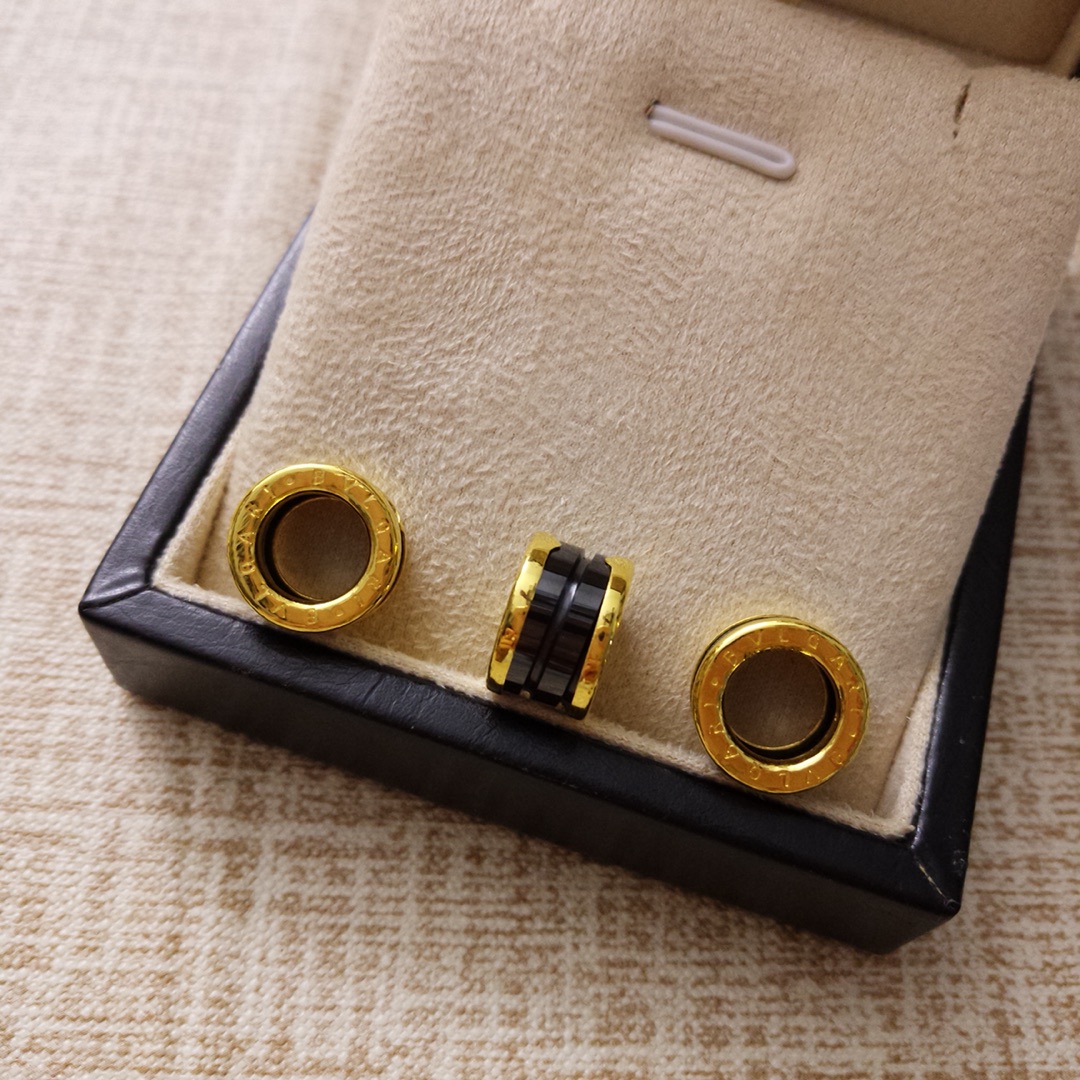 Bvlgari 陶瓷弹簧吊坠足金宝家弹簧吊坠来袭 灵感来自宝格丽弹簧吊坠 加入陶瓷元素 优雅设计