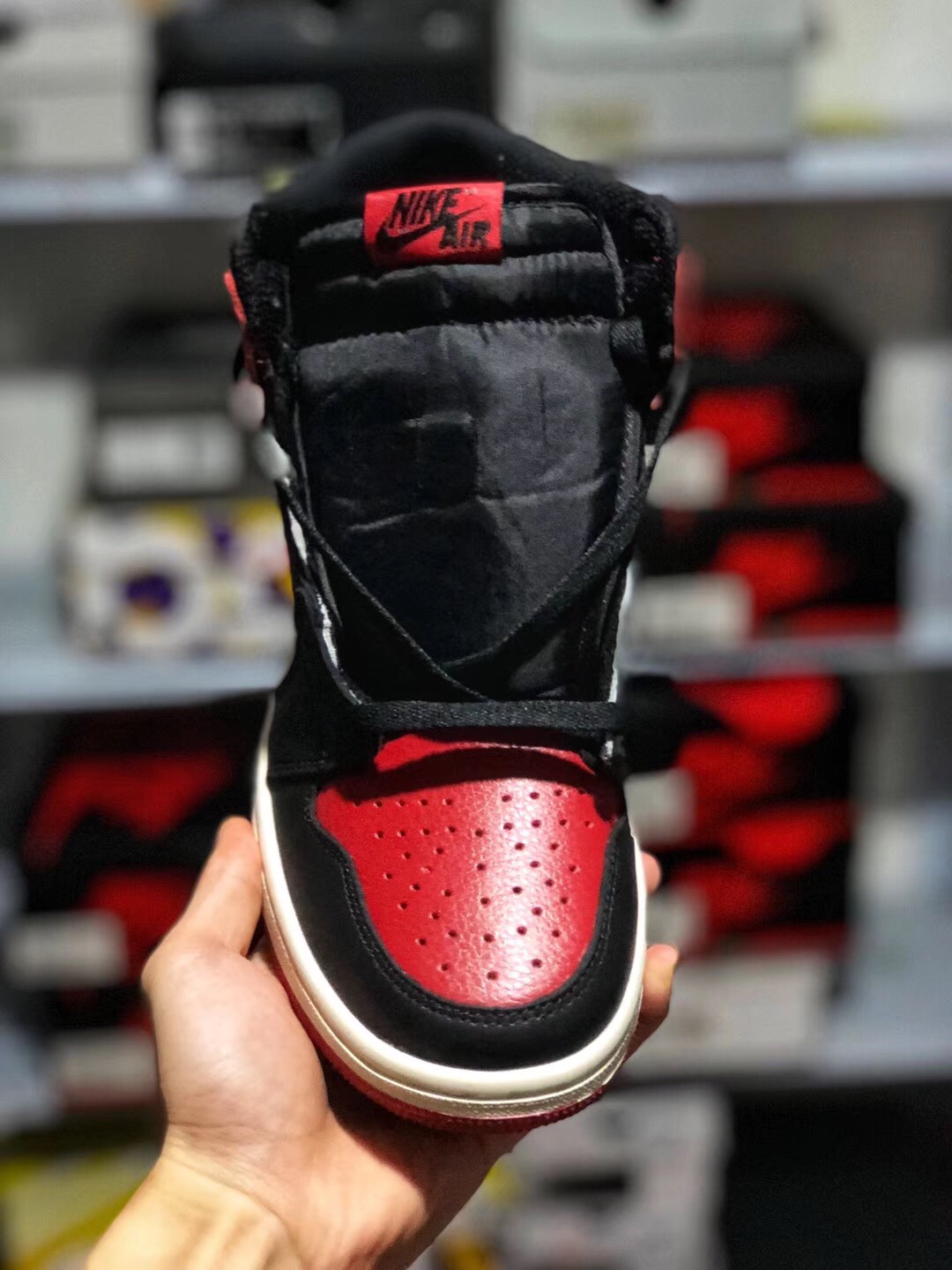 140 放店 本地取 软皮全鞋二层 真标半码 荔枝纹 玻璃鞋垫 内置鞋垫 Air Jordan 1 OG Bred Toe AJ1 乔1头层皮黑红脚趾 全网独家渠道原底面原面AJ1 全套楦头直接来自nike代工厂  皮料 原底 后跟港宝均来自NIKE原材料供应商  为了成型最完美AJ1版型  针车机台和人手都是NIKE内部流挖过来   成型为了更贴近原楦采用莆田唯一一台真空热压成型机    全部AJ1该有的细节全部公司货一致  原厂鞋舌厚度海绵  飞翼Logo内嵌高频冲压  侧看后跟小弓背 黑红脚趾区别市面任何版本 全套楦头原装独立半码<br />555088-610  Size：36 36.5 37.5 38 38.5 39 40 40.5 41 42 42.5 43 44 45 46