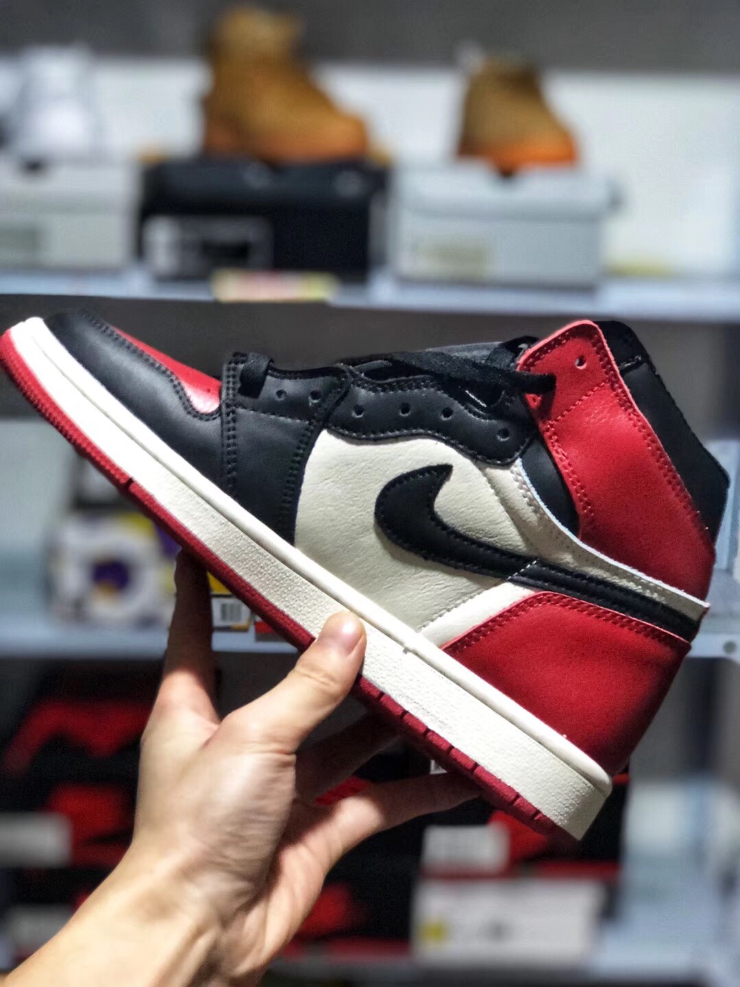 140 放店 本地取 软皮全鞋二层 真标半码 荔枝纹 玻璃鞋垫 内置鞋垫 Air Jordan 1 OG Bred Toe AJ1 乔1头层皮黑红脚趾 全网独家渠道原底面原面AJ1 全套楦头直接来自nike代工厂  皮料 原底 后跟港宝均来自NIKE原材料供应商  为了成型最完美AJ1版型  针车机台和人手都是NIKE内部流挖过来   成型为了更贴近原楦采用莆田唯一一台真空热压成型机    全部AJ1该有的细节全部公司货一致  原厂鞋舌厚度海绵  飞翼Logo内嵌高频冲压  侧看后跟小弓背 黑红脚趾区别市面任何版本 全套楦头原装独立半码<br />555088-610  Size：36 36.5 37.5 38 38.5 39 40 40.5 41 42 42.5 43 44 45 46