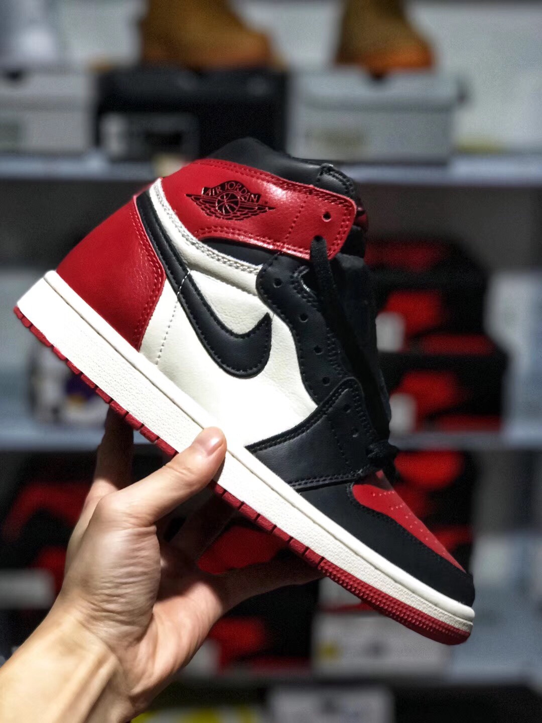 140 放店 本地取 软皮全鞋二层 真标半码 荔枝纹 玻璃鞋垫 内置鞋垫 Air Jordan 1 OG Bred Toe AJ1 乔1头层皮黑红脚趾 全网独家渠道原底面原面AJ1 全套楦头直接来自nike代工厂  皮料 原底 后跟港宝均来自NIKE原材料供应商  为了成型最完美AJ1版型  针车机台和人手都是NIKE内部流挖过来   成型为了更贴近原楦采用莆田唯一一台真空热压成型机    全部AJ1该有的细节全部公司货一致  原厂鞋舌厚度海绵  飞翼Logo内嵌高频冲压  侧看后跟小弓背 黑红脚趾区别市面任何版本 全套楦头原装独立半码<br />555088-610  Size：36 36.5 37.5 38 38.5 39 40 40.5 41 42 42.5 43 44 45 46