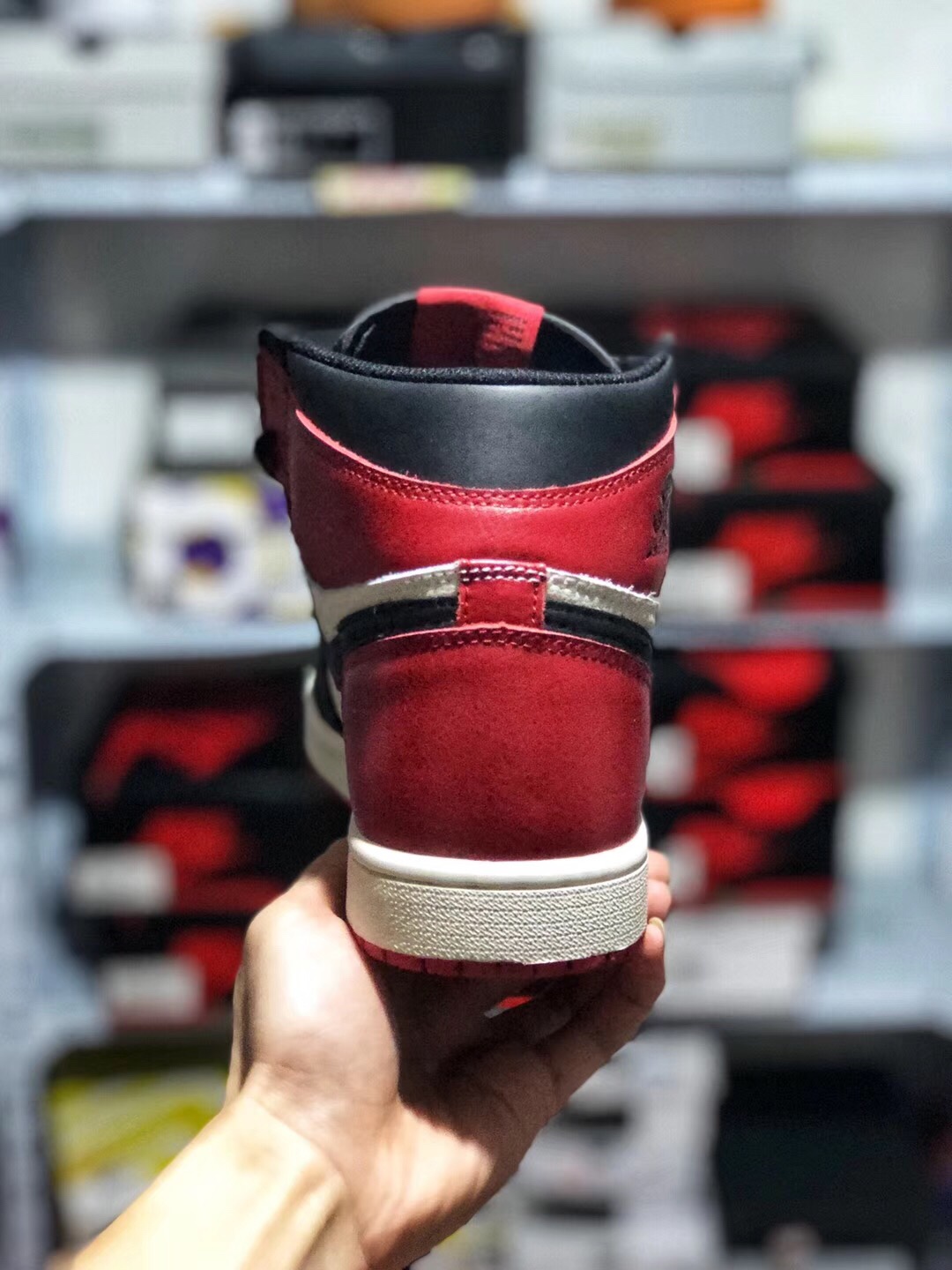 140 放店 本地取 软皮全鞋二层 真标半码 荔枝纹 玻璃鞋垫 内置鞋垫 Air Jordan 1 OG Bred Toe AJ1 乔1头层皮黑红脚趾 全网独家渠道原底面原面AJ1 全套楦头直接来自nike代工厂  皮料 原底 后跟港宝均来自NIKE原材料供应商  为了成型最完美AJ1版型  针车机台和人手都是NIKE内部流挖过来   成型为了更贴近原楦采用莆田唯一一台真空热压成型机    全部AJ1该有的细节全部公司货一致  原厂鞋舌厚度海绵  飞翼Logo内嵌高频冲压  侧看后跟小弓背 黑红脚趾区别市面任何版本 全套楦头原装独立半码<br />555088-610  Size：36 36.5 37.5 38 38.5 39 40 40.5 41 42 42.5 43 44 45 46