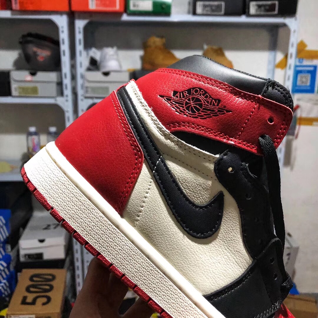 140 放店 本地取 软皮全鞋二层 真标半码 荔枝纹 玻璃鞋垫 内置鞋垫 Air Jordan 1 OG Bred Toe AJ1 乔1头层皮黑红脚趾 全网独家渠道原底面原面AJ1 全套楦头直接来自nike代工厂  皮料 原底 后跟港宝均来自NIKE原材料供应商  为了成型最完美AJ1版型  针车机台和人手都是NIKE内部流挖过来   成型为了更贴近原楦采用莆田唯一一台真空热压成型机    全部AJ1该有的细节全部公司货一致  原厂鞋舌厚度海绵  飞翼Logo内嵌高频冲压  侧看后跟小弓背 黑红脚趾区别市面任何版本 全套楦头原装独立半码<br />555088-610  Size：36 36.5 37.5 38 38.5 39 40 40.5 41 42 42.5 43 44 45 46