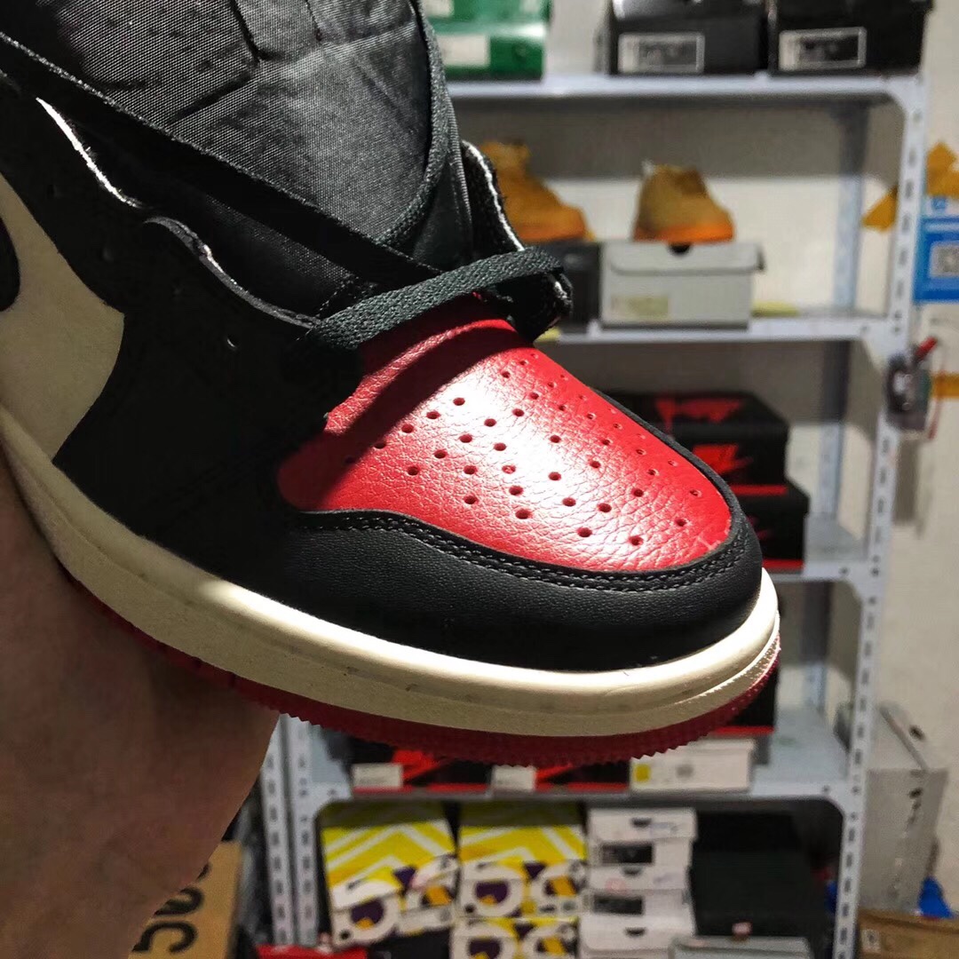 140 放店 本地取 软皮全鞋二层 真标半码 荔枝纹 玻璃鞋垫 内置鞋垫 Air Jordan 1 OG Bred Toe AJ1 乔1头层皮黑红脚趾 全网独家渠道原底面原面AJ1 全套楦头直接来自nike代工厂  皮料 原底 后跟港宝均来自NIKE原材料供应商  为了成型最完美AJ1版型  针车机台和人手都是NIKE内部流挖过来   成型为了更贴近原楦采用莆田唯一一台真空热压成型机    全部AJ1该有的细节全部公司货一致  原厂鞋舌厚度海绵  飞翼Logo内嵌高频冲压  侧看后跟小弓背 黑红脚趾区别市面任何版本 全套楦头原装独立半码<br />555088-610  Size：36 36.5 37.5 38 38.5 39 40 40.5 41 42 42.5 43 44 45 46