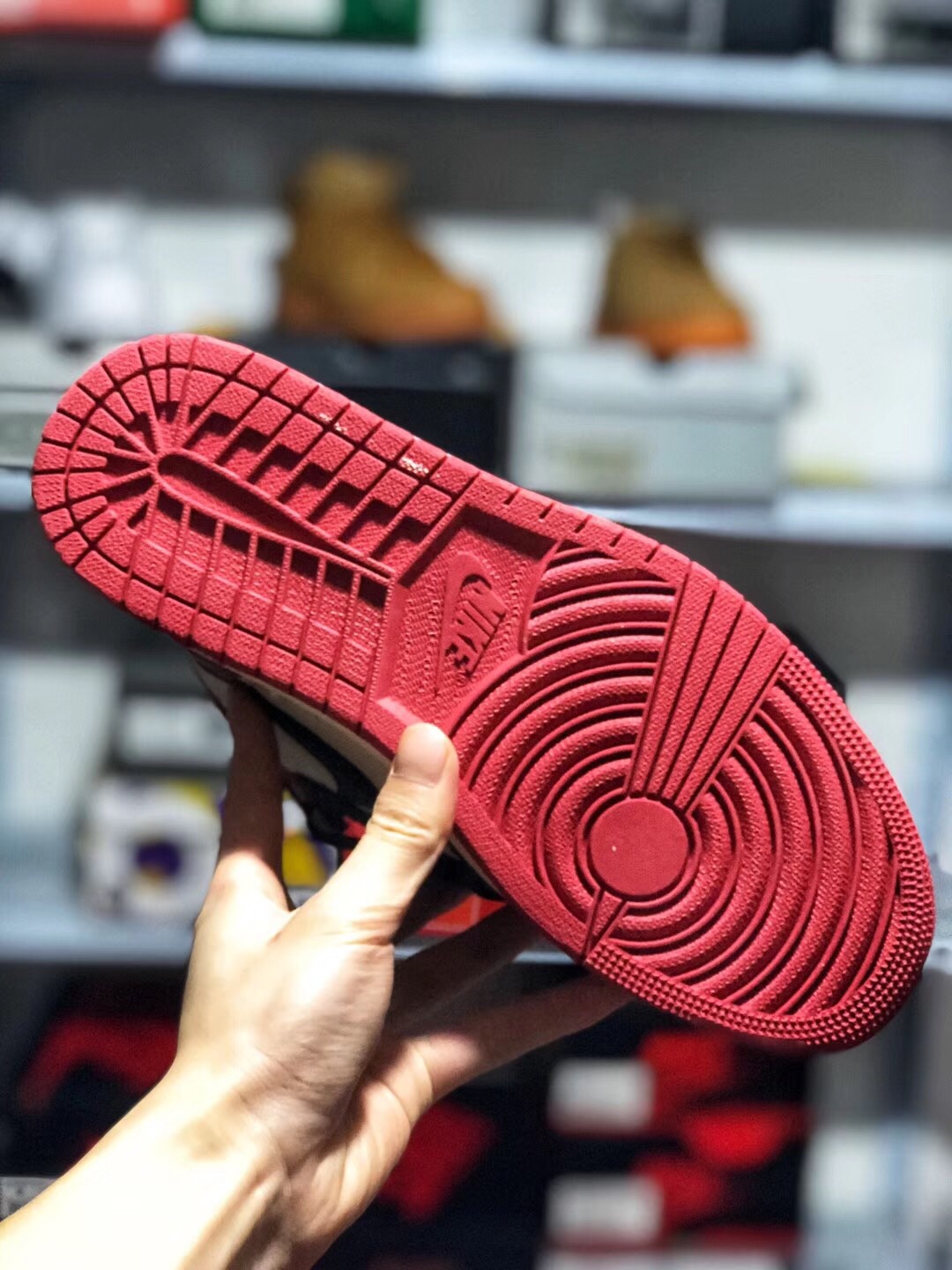 140 放店 本地取 软皮全鞋二层 真标半码 荔枝纹 玻璃鞋垫 内置鞋垫 Air Jordan 1 OG Bred Toe AJ1 乔1头层皮黑红脚趾 全网独家渠道原底面原面AJ1 全套楦头直接来自nike代工厂  皮料 原底 后跟港宝均来自NIKE原材料供应商  为了成型最完美AJ1版型  针车机台和人手都是NIKE内部流挖过来   成型为了更贴近原楦采用莆田唯一一台真空热压成型机    全部AJ1该有的细节全部公司货一致  原厂鞋舌厚度海绵  飞翼Logo内嵌高频冲压  侧看后跟小弓背 黑红脚趾区别市面任何版本 全套楦头原装独立半码<br />555088-610  Size：36 36.5 37.5 38 38.5 39 40 40.5 41 42 42.5 43 44 45 46