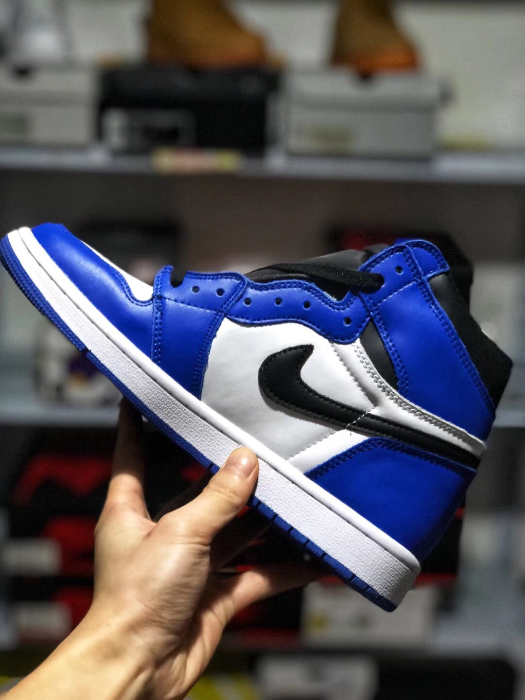 140 放店 本地取 软皮全鞋二层 真标半码 荔枝纹玻璃鞋垫 内置气垫 Air Jordan 1 OG Game Royal AJ1 小闪电 黑白蓝 全网独家渠道原底面原面AJ1    全套楦头直接来自nike代工厂   皮料 原底 后跟港宝均来自NIKE原材料供应商  为了成型最完美AJ1版型  针车机台和人手都是NIKE内部流挖过来   成型为了更贴近原楦采用莆田唯一一台真空热压成型机    全部AJ1该有的细节全部公司货一致  原厂鞋舌厚度海绵  飞翼Logo内嵌高频冲压  侧看后跟小弓背555088 403 小闪电区别市面任何版本 全套楦头原装独立半码 Size: 36 36.5 37.5 38 38.5 39 40 40.5 41 42 42.5 43 44 45 46