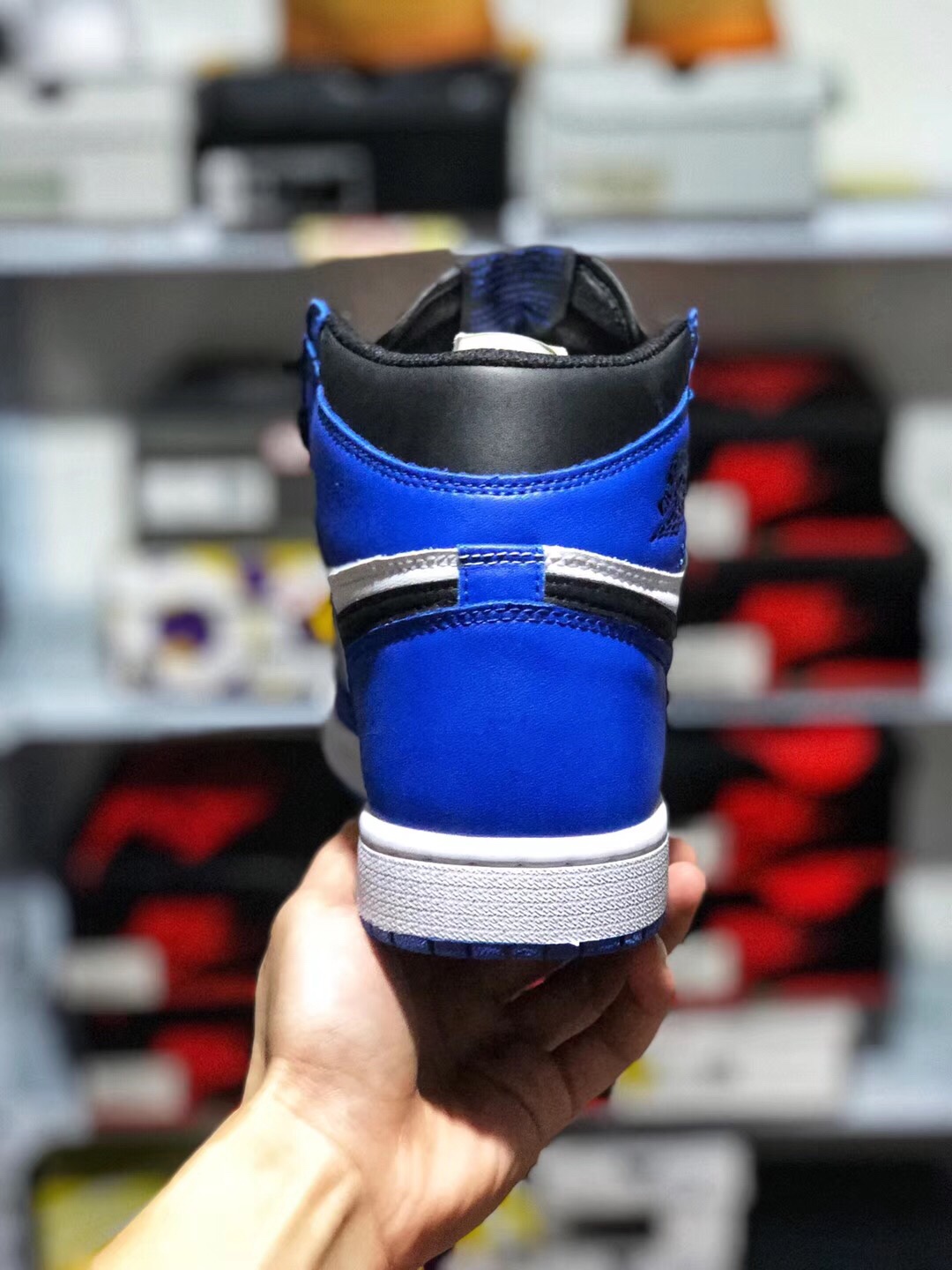 140 放店 本地取 软皮全鞋二层 真标半码 荔枝纹玻璃鞋垫 内置气垫 Air Jordan 1 OG Game Royal AJ1 小闪电 黑白蓝 全网独家渠道原底面原面AJ1    全套楦头直接来自nike代工厂   皮料 原底 后跟港宝均来自NIKE原材料供应商  为了成型最完美AJ1版型  针车机台和人手都是NIKE内部流挖过来   成型为了更贴近原楦采用莆田唯一一台真空热压成型机    全部AJ1该有的细节全部公司货一致  原厂鞋舌厚度海绵  飞翼Logo内嵌高频冲压  侧看后跟小弓背555088 403 小闪电区别市面任何版本 全套楦头原装独立半码 Size: 36 36.5 37.5 38 38.5 39 40 40.5 41 42 42.5 43 44 45 46