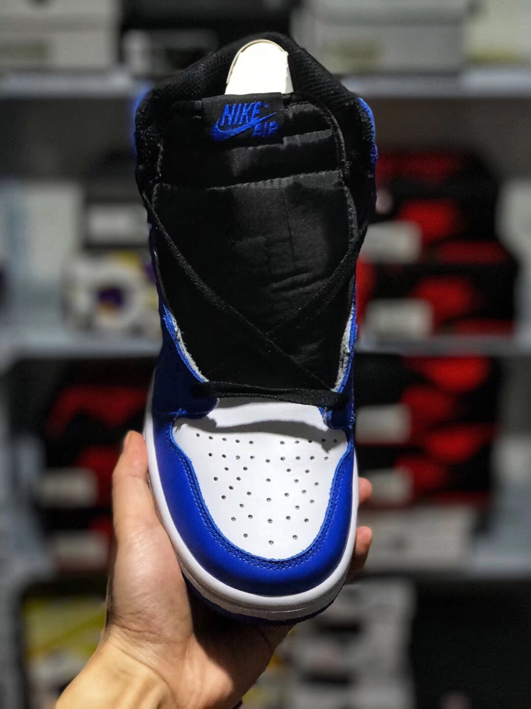 140 放店 本地取 软皮全鞋二层 真标半码 荔枝纹玻璃鞋垫 内置气垫 Air Jordan 1 OG Game Royal AJ1 小闪电 黑白蓝 全网独家渠道原底面原面AJ1    全套楦头直接来自nike代工厂   皮料 原底 后跟港宝均来自NIKE原材料供应商  为了成型最完美AJ1版型  针车机台和人手都是NIKE内部流挖过来   成型为了更贴近原楦采用莆田唯一一台真空热压成型机    全部AJ1该有的细节全部公司货一致  原厂鞋舌厚度海绵  飞翼Logo内嵌高频冲压  侧看后跟小弓背555088 403 小闪电区别市面任何版本 全套楦头原装独立半码 Size: 36 36.5 37.5 38 38.5 39 40 40.5 41 42 42.5 43 44 45 46