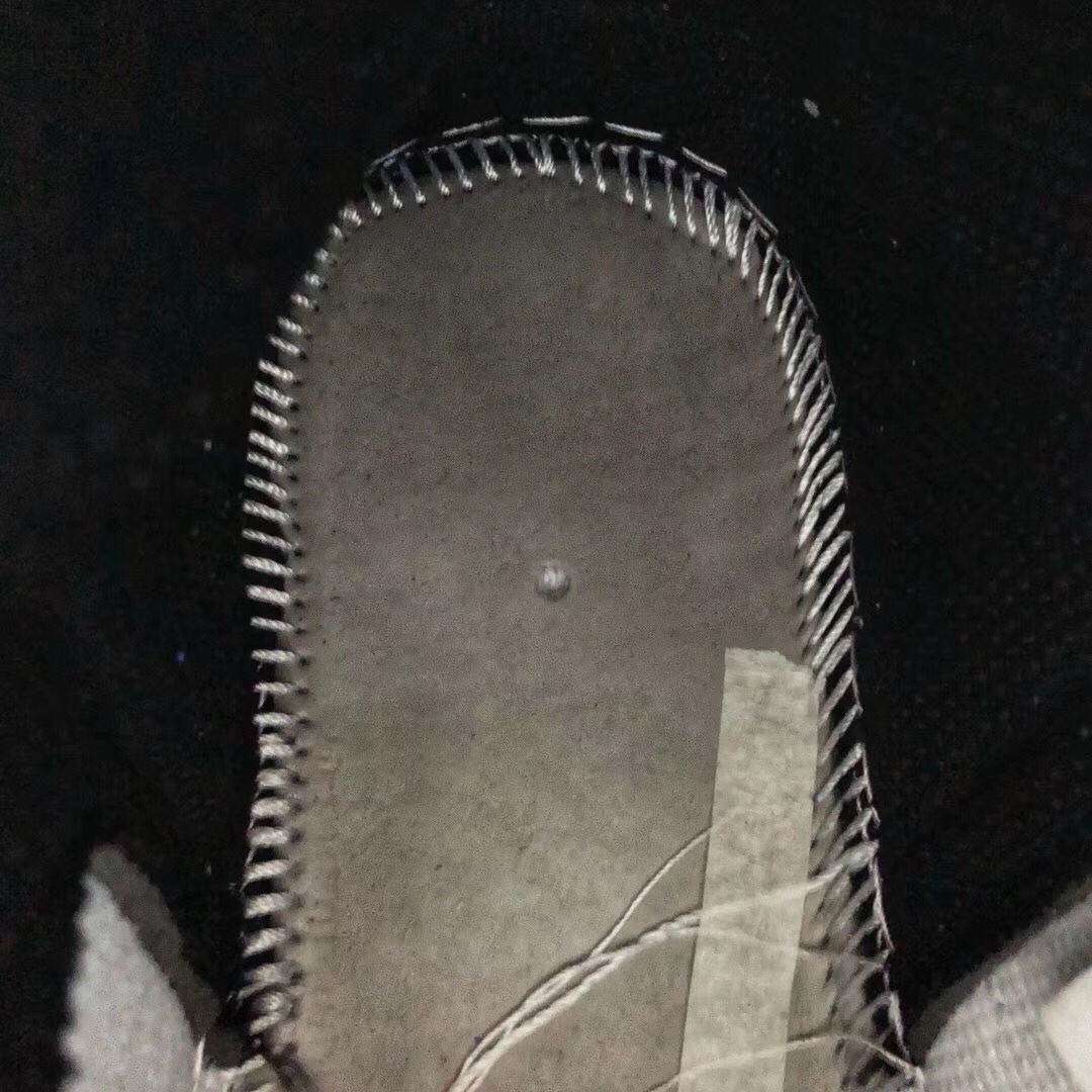 140 放店 本地取 软皮全鞋二层 真标半码 荔枝纹玻璃鞋垫 内置气垫 Air Jordan 1 OG Game Royal AJ1 小闪电 黑白蓝 全网独家渠道原底面原面AJ1    全套楦头直接来自nike代工厂   皮料 原底 后跟港宝均来自NIKE原材料供应商  为了成型最完美AJ1版型  针车机台和人手都是NIKE内部流挖过来   成型为了更贴近原楦采用莆田唯一一台真空热压成型机    全部AJ1该有的细节全部公司货一致  原厂鞋舌厚度海绵  飞翼Logo内嵌高频冲压  侧看后跟小弓背555088 403 小闪电区别市面任何版本 全套楦头原装独立半码 Size: 36 36.5 37.5 38 38.5 39 40 40.5 41 42 42.5 43 44 45 46