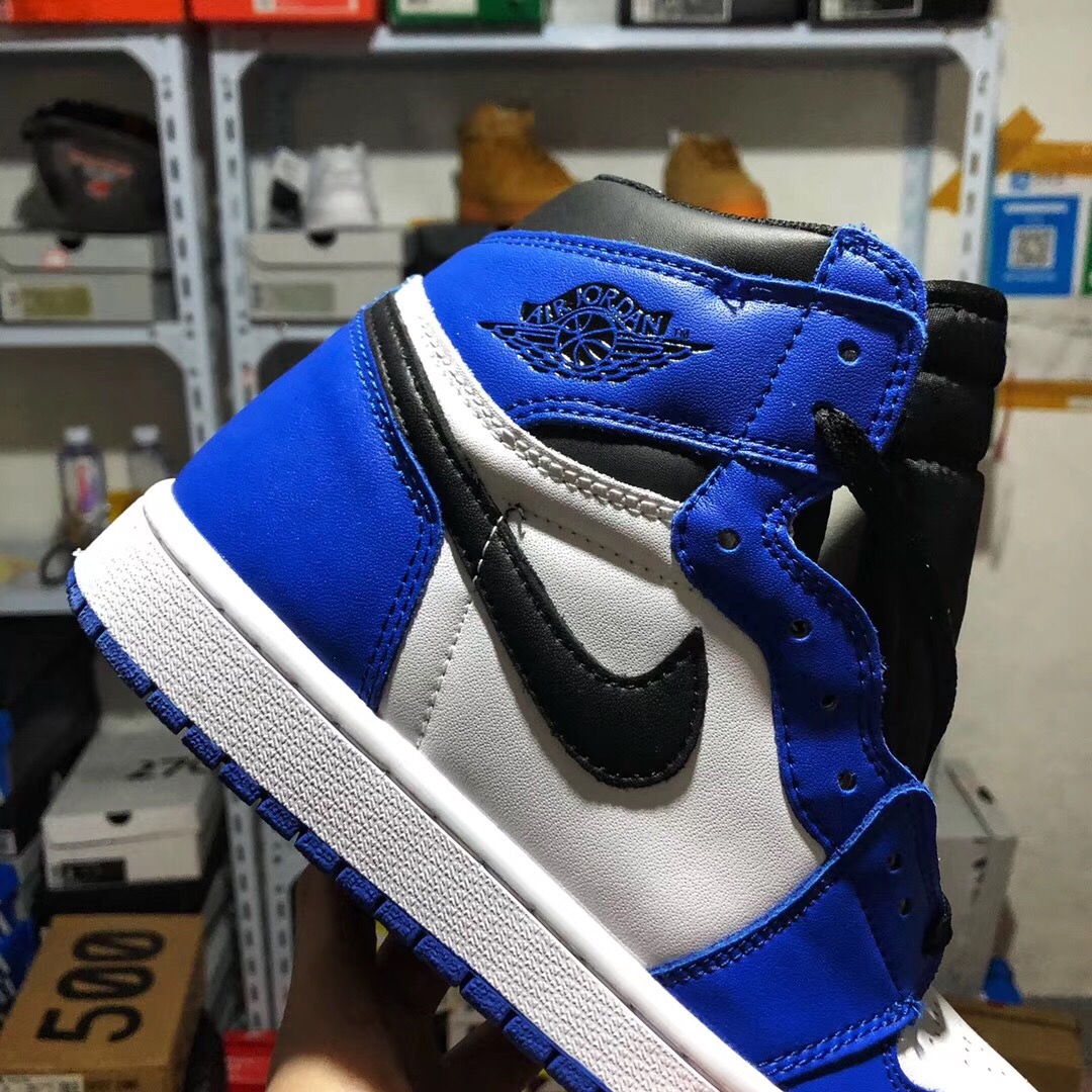 140 放店 本地取 软皮全鞋二层 真标半码 荔枝纹玻璃鞋垫 内置气垫 Air Jordan 1 OG Game Royal AJ1 小闪电 黑白蓝 全网独家渠道原底面原面AJ1    全套楦头直接来自nike代工厂   皮料 原底 后跟港宝均来自NIKE原材料供应商  为了成型最完美AJ1版型  针车机台和人手都是NIKE内部流挖过来   成型为了更贴近原楦采用莆田唯一一台真空热压成型机    全部AJ1该有的细节全部公司货一致  原厂鞋舌厚度海绵  飞翼Logo内嵌高频冲压  侧看后跟小弓背555088 403 小闪电区别市面任何版本 全套楦头原装独立半码 Size: 36 36.5 37.5 38 38.5 39 40 40.5 41 42 42.5 43 44 45 46