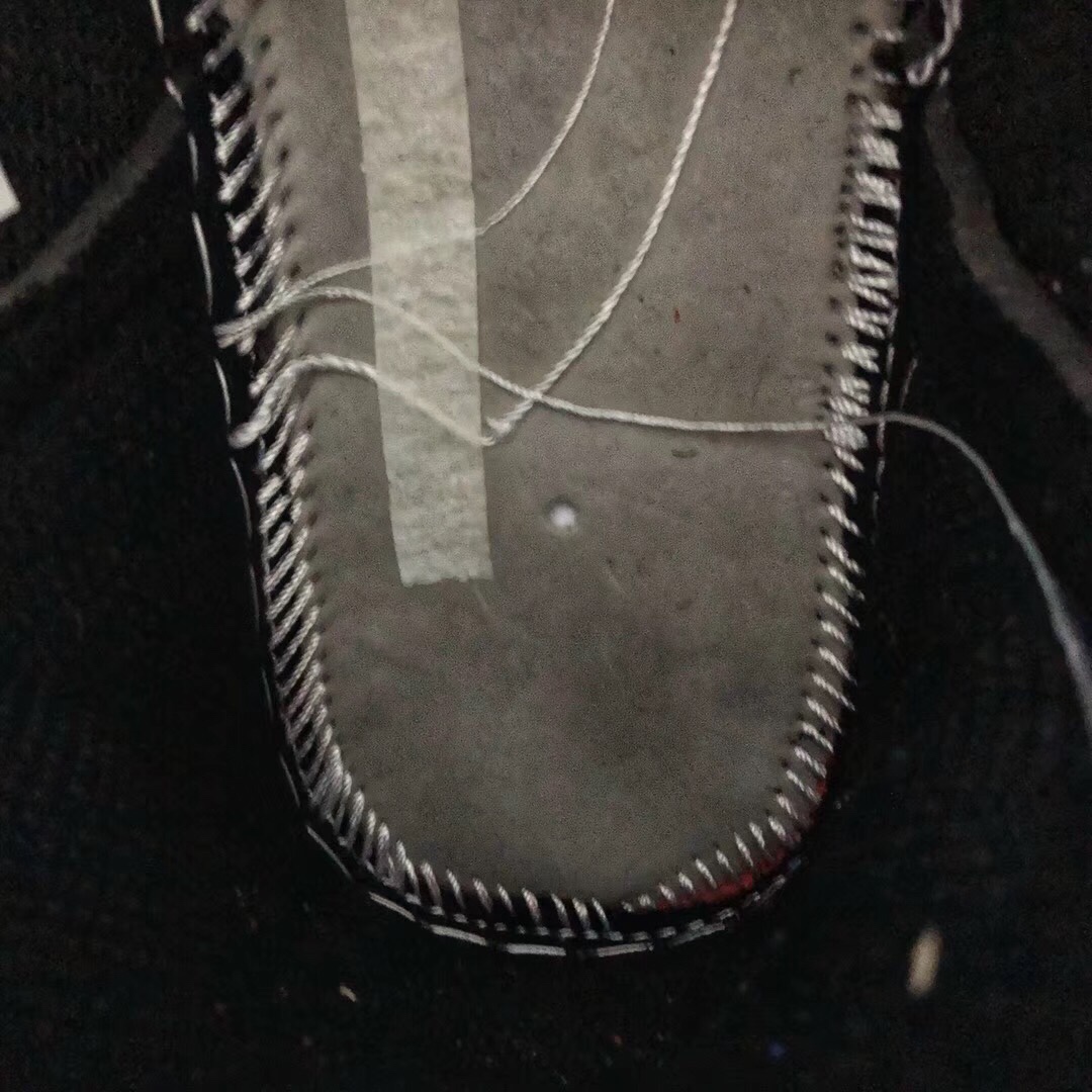 140 放店 本地取 软皮全鞋二层 真标半码 荔枝纹 海玻璃鞋垫 内置气垫 Air Jordan 1 AJ1芝加哥！全新版本，全鞋头层皮造就 用料讲究，重新开模大底 无数次修改细节 3D飞翼立体工艺 腰线完美 全套楦头直接来自nike代工厂 #皮料 原底 后跟港宝均来自NIKE原材料供应商 #为了成型最完美AJ1版型  针车机台和人手都是NIKE内部流挖过来   #成型为了更贴近原楦采用莆田唯一一台真空热压成型机    #全部AJ1该有的细节全部公司货一致  #原厂鞋舌厚度海绵  #飞翼Logo内嵌高频冲压  #中底缝合走线  货号：555088-101  SIZE: 36 36.5 37.5 38 38.5 39 40 40.5 41 42 42.5 43 44 44.5 45 46