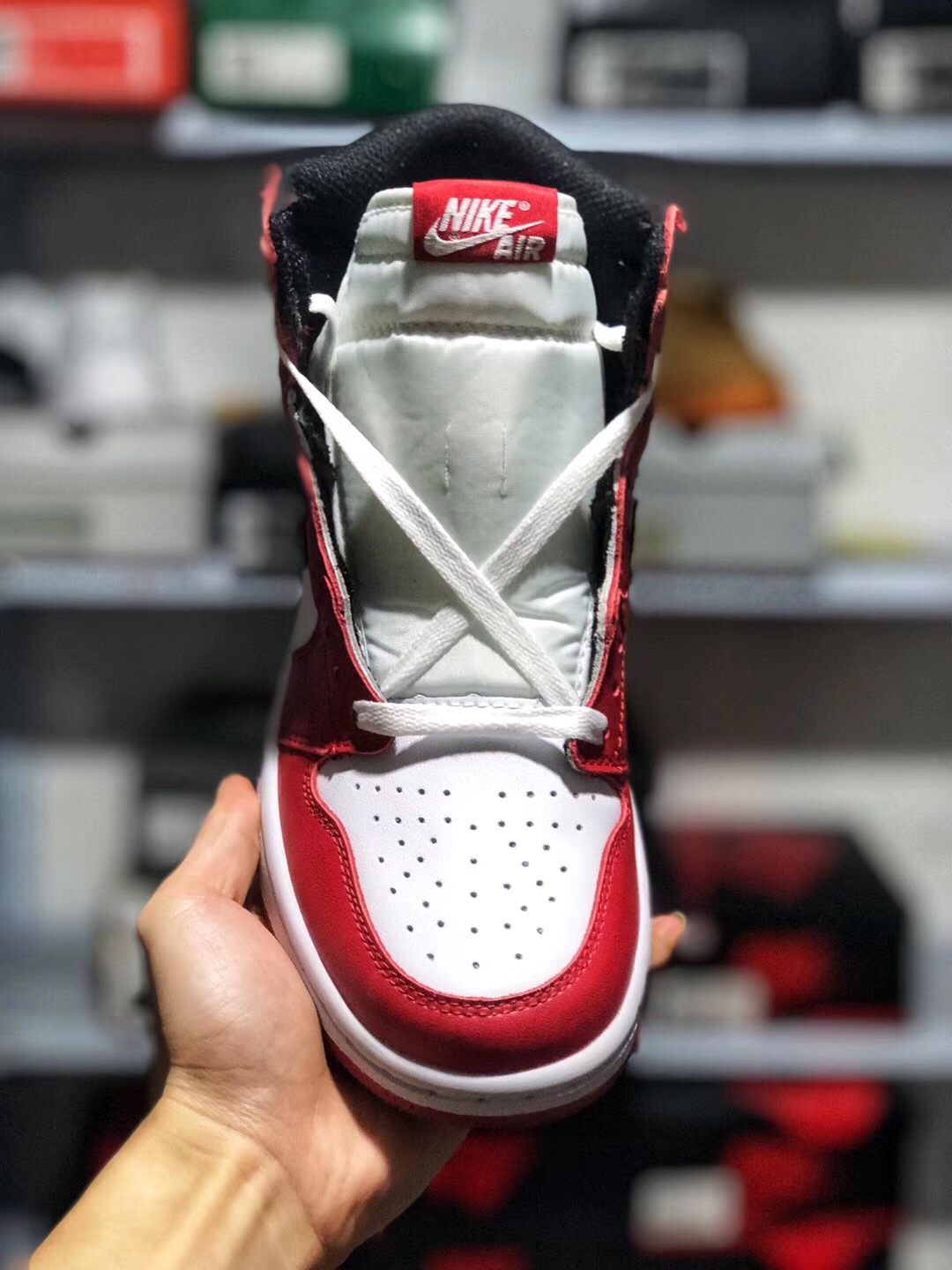 140 放店 本地取 软皮全鞋二层 真标半码 荔枝纹 海玻璃鞋垫 内置气垫 Air Jordan 1 AJ1芝加哥！全新版本，全鞋头层皮造就 用料讲究，重新开模大底 无数次修改细节 3D飞翼立体工艺 腰线完美 全套楦头直接来自nike代工厂 #皮料 原底 后跟港宝均来自NIKE原材料供应商 #为了成型最完美AJ1版型  针车机台和人手都是NIKE内部流挖过来   #成型为了更贴近原楦采用莆田唯一一台真空热压成型机    #全部AJ1该有的细节全部公司货一致  #原厂鞋舌厚度海绵  #飞翼Logo内嵌高频冲压  #中底缝合走线  货号：555088-101  SIZE: 36 36.5 37.5 38 38.5 39 40 40.5 41 42 42.5 43 44 44.5 45 46