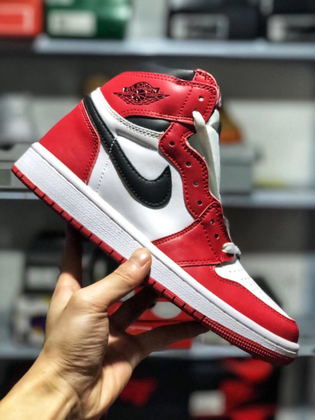 140 放店 本地取 软皮全鞋二层 真标半码 荔枝纹 海玻璃鞋垫 内置气垫 Air Jordan 1 AJ1芝加哥！全新版本，全鞋头层皮造就 用料讲究，重新开模大底 无数次修改细节 3D飞翼立体工艺 腰线完美 全套楦头直接来自nike代工厂 #皮料 原底 后跟港宝均来自NIKE原材料供应商 #为了成型最完美AJ1版型  针车机台和人手都是NIKE内部流挖过来   #成型为了更贴近原楦采用莆田唯一一台真空热压成型机    #全部AJ1该有的细节全部公司货一致  #原厂鞋舌厚度海绵  #飞翼Logo内嵌高频冲压  #中底缝合走线  货号：555088-101  SIZE: 36 36.5 37.5 38 38.5 39 40 40.5 41 42 42.5 43 44 44.5 45 46