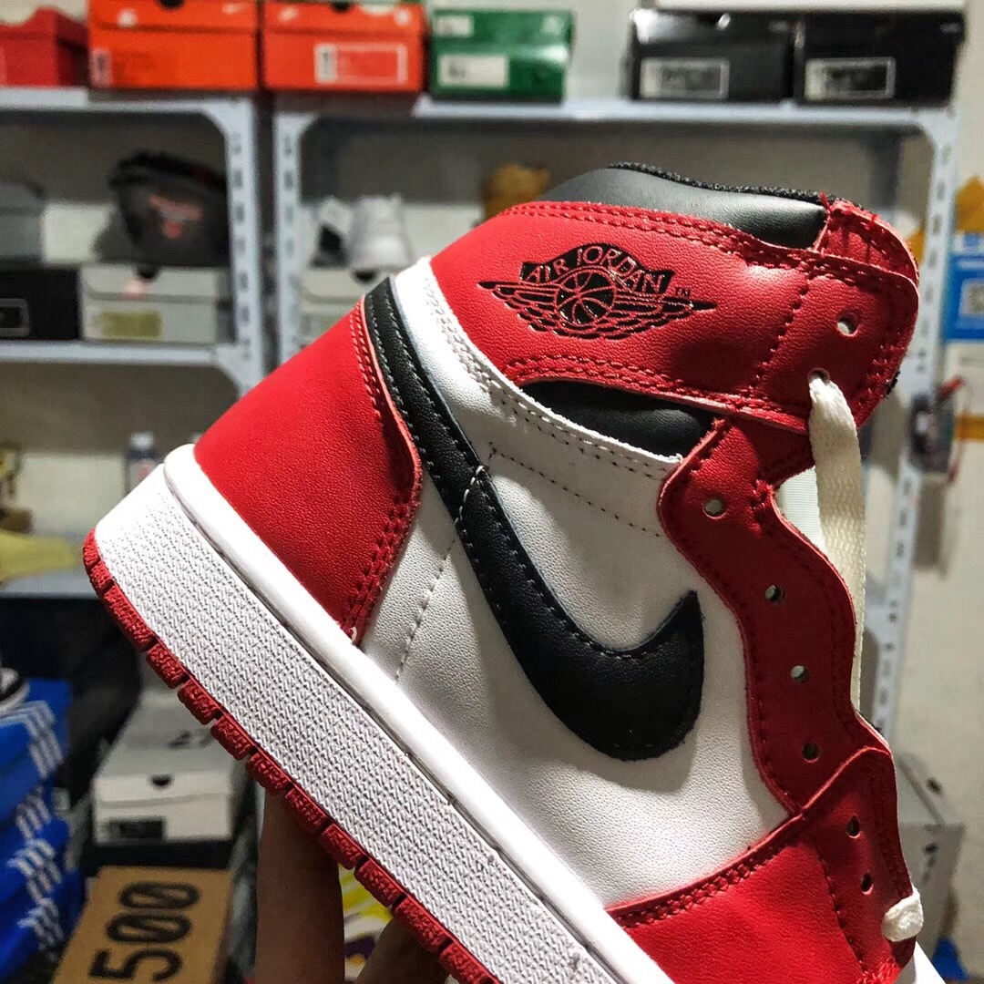 140 放店 本地取 软皮全鞋二层 真标半码 荔枝纹 海玻璃鞋垫 内置气垫 Air Jordan 1 AJ1芝加哥！全新版本，全鞋头层皮造就 用料讲究，重新开模大底 无数次修改细节 3D飞翼立体工艺 腰线完美 全套楦头直接来自nike代工厂 #皮料 原底 后跟港宝均来自NIKE原材料供应商 #为了成型最完美AJ1版型  针车机台和人手都是NIKE内部流挖过来   #成型为了更贴近原楦采用莆田唯一一台真空热压成型机    #全部AJ1该有的细节全部公司货一致  #原厂鞋舌厚度海绵  #飞翼Logo内嵌高频冲压  #中底缝合走线  货号：555088-101  SIZE: 36 36.5 37.5 38 38.5 39 40 40.5 41 42 42.5 43 44 44.5 45 46