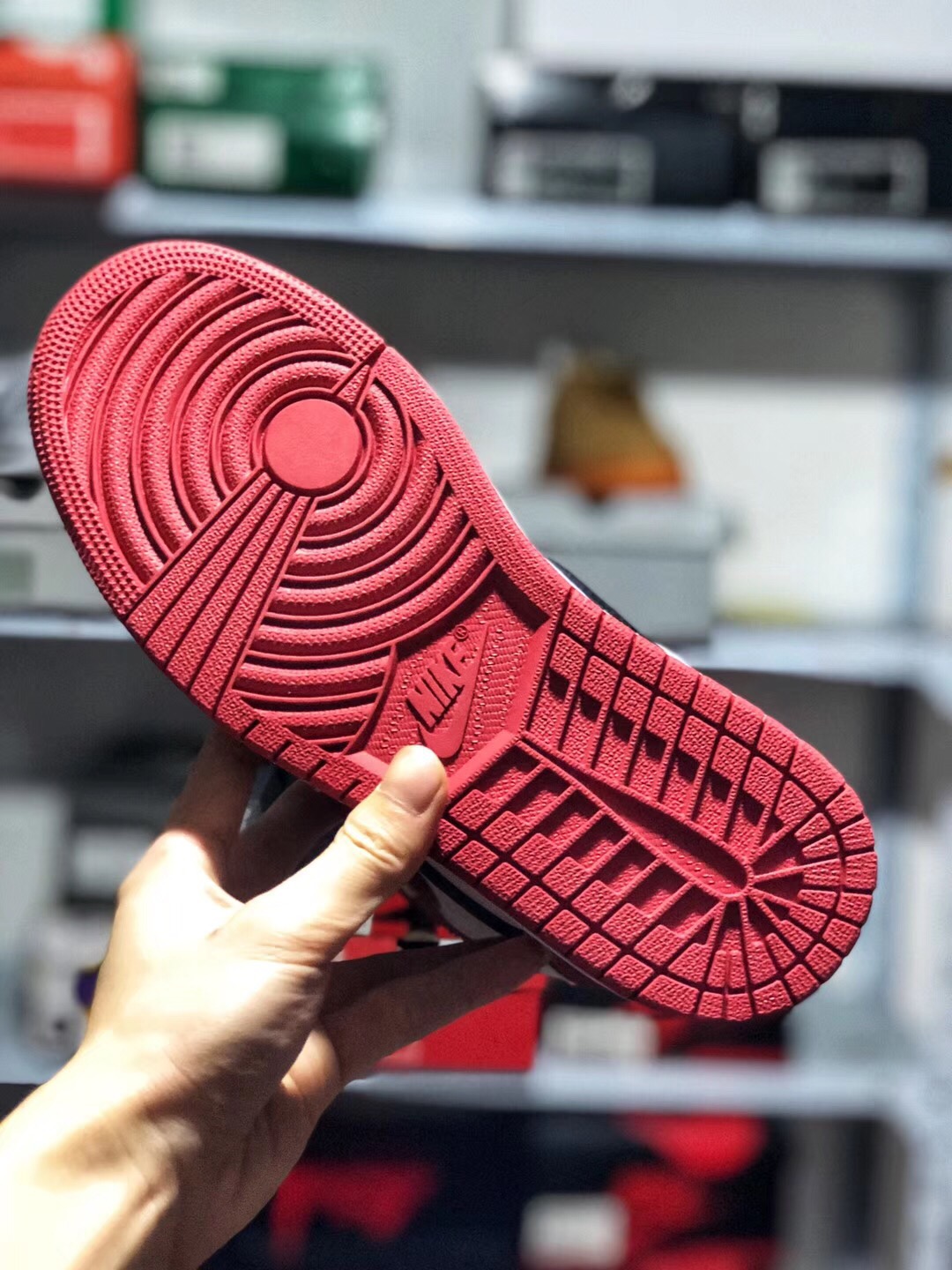 140 放店 本地取 软皮全鞋二层 真标半码 荔枝纹 海玻璃鞋垫 内置气垫 Air Jordan 1 AJ1芝加哥！全新版本，全鞋头层皮造就 用料讲究，重新开模大底 无数次修改细节 3D飞翼立体工艺 腰线完美 全套楦头直接来自nike代工厂 #皮料 原底 后跟港宝均来自NIKE原材料供应商 #为了成型最完美AJ1版型  针车机台和人手都是NIKE内部流挖过来   #成型为了更贴近原楦采用莆田唯一一台真空热压成型机    #全部AJ1该有的细节全部公司货一致  #原厂鞋舌厚度海绵  #飞翼Logo内嵌高频冲压  #中底缝合走线  货号：555088-101  SIZE: 36 36.5 37.5 38 38.5 39 40 40.5 41 42 42.5 43 44 44.5 45 46