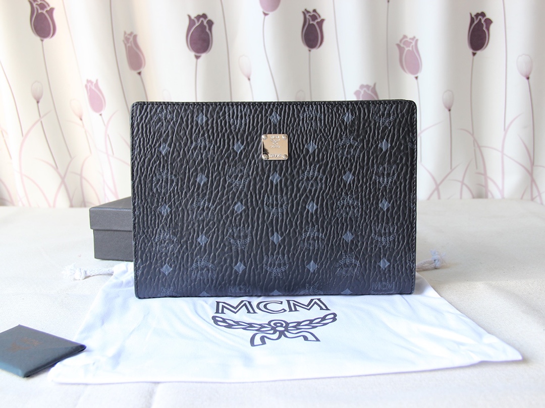 Top-tier MCM Original series showcases the classic beauty of printed coated canvas. This sleek clutch is an ideal choice for storing daily essentials. Designed for travel, it can be carried as a stylish accessory or kept safely in a larger bag. Dimensions: 18*28*2.5cm. image 1