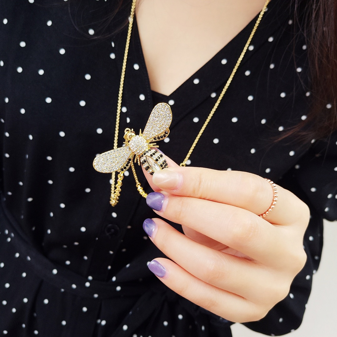 “Schwartz’s Original Packaging Delivery of Lisbel Honey Bee Sweater Necklace 2018” - 图片 6