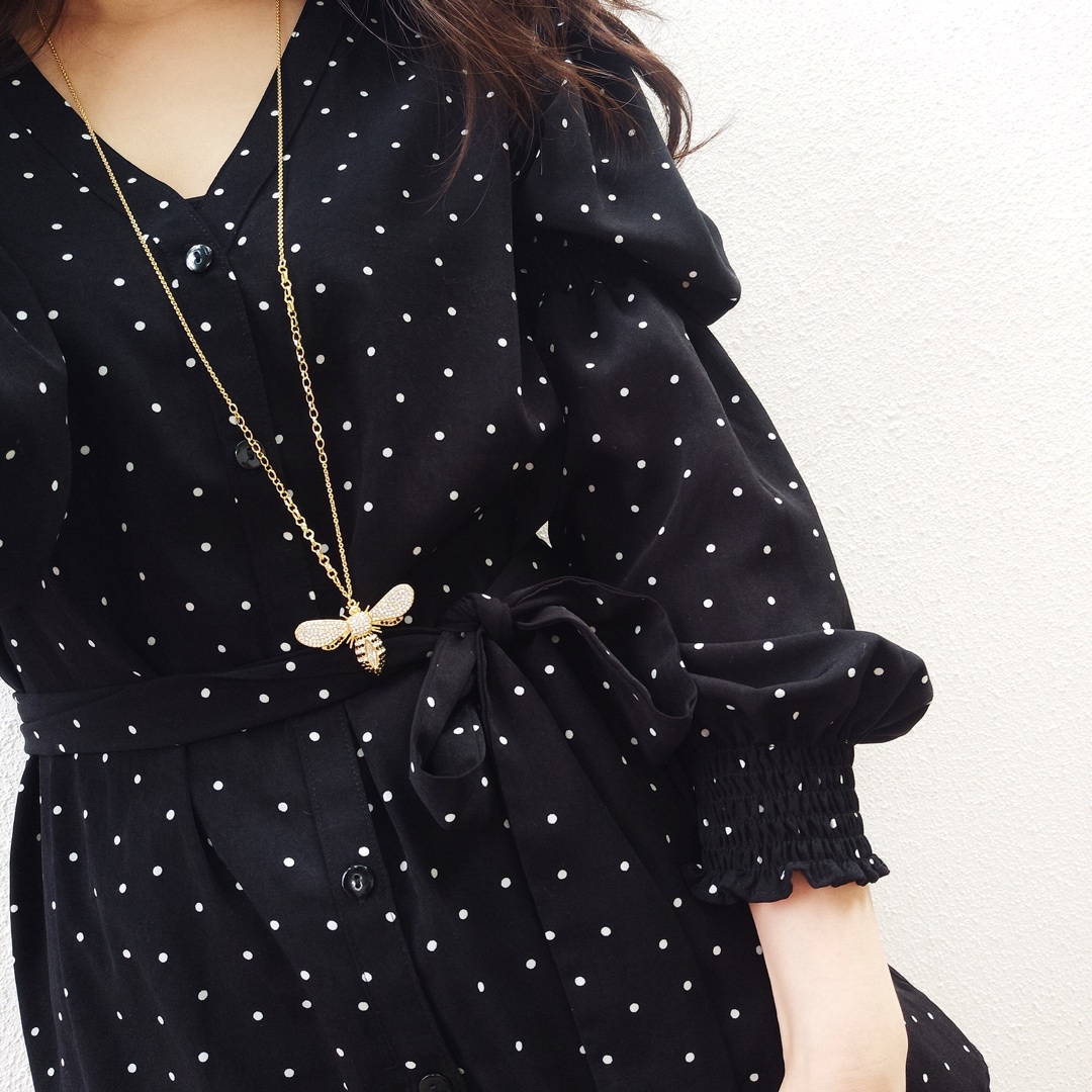 “Schwartz’s Original Packaging Delivery of Lisbel Honey Bee Sweater Necklace 2018” - 图片 8