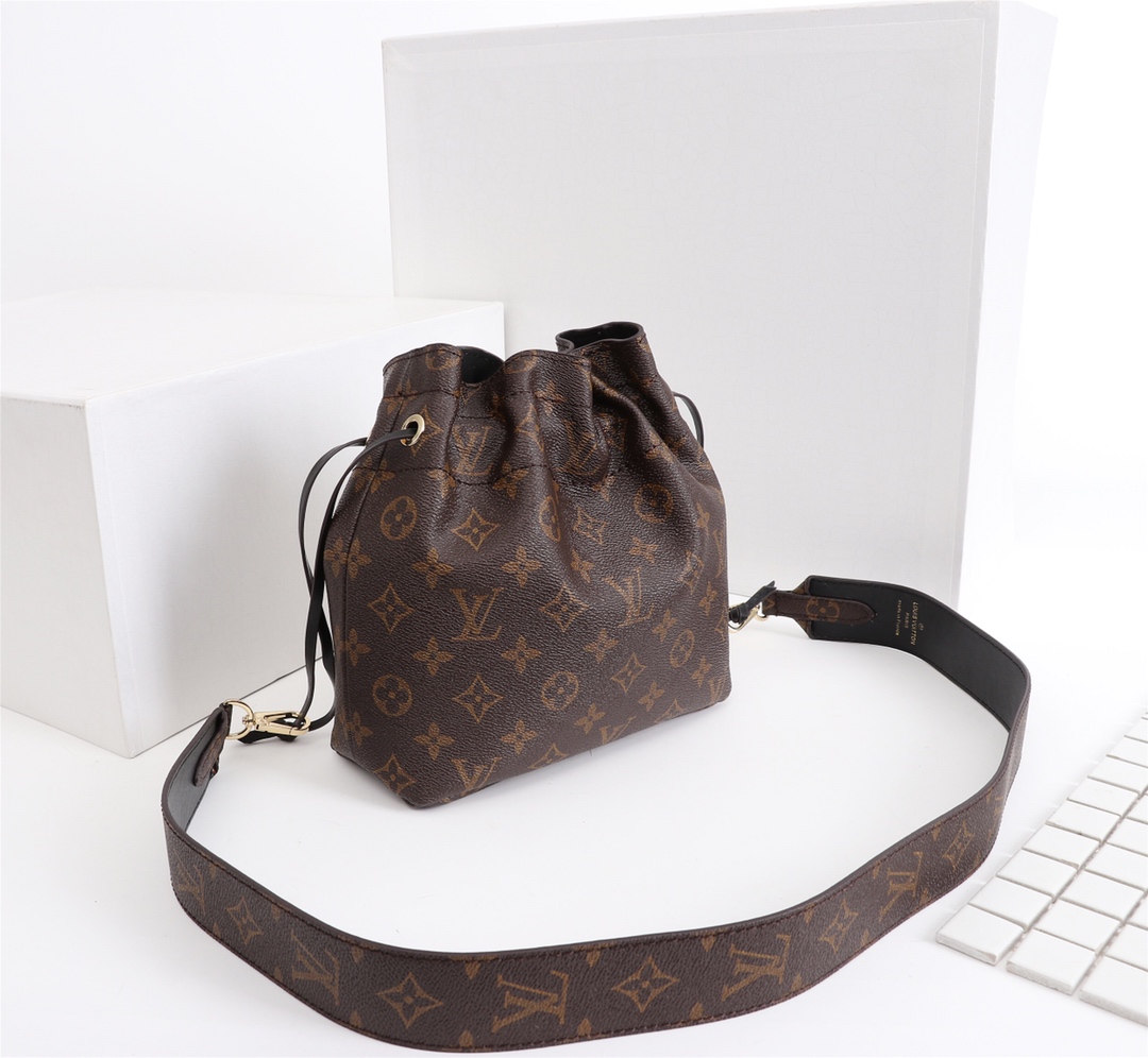 Louis Vuitton M43445 everyday