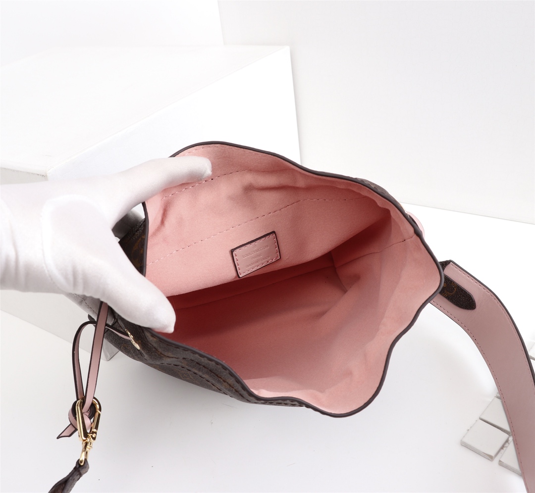 Louis Vuitton M43445 everyday
